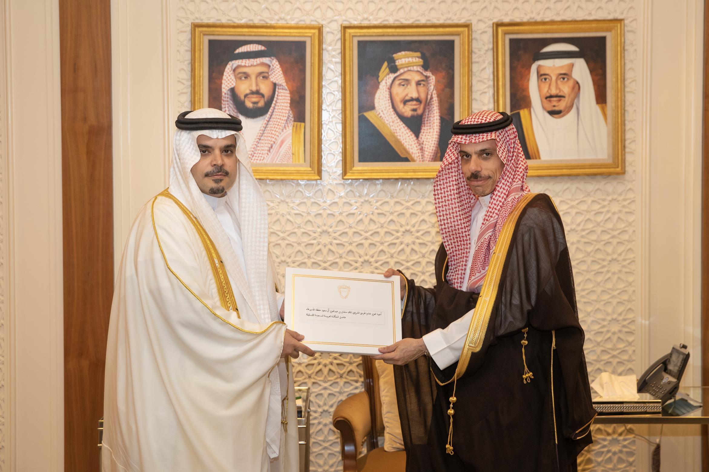 خادم الحرمين الشريفين يتلقى رسالة خطية من ملك البحرين