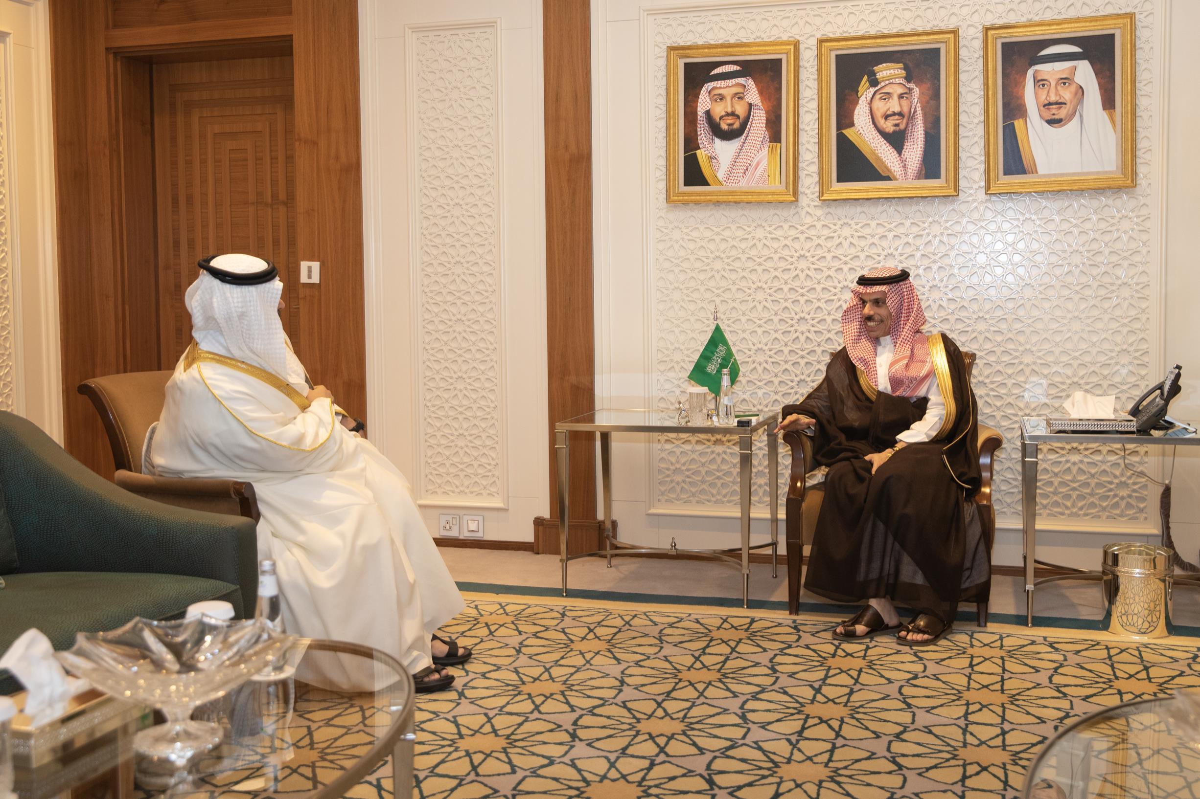 خادم الحرمين الشريفين يتلقى رسالة خطية من ملك البحرين