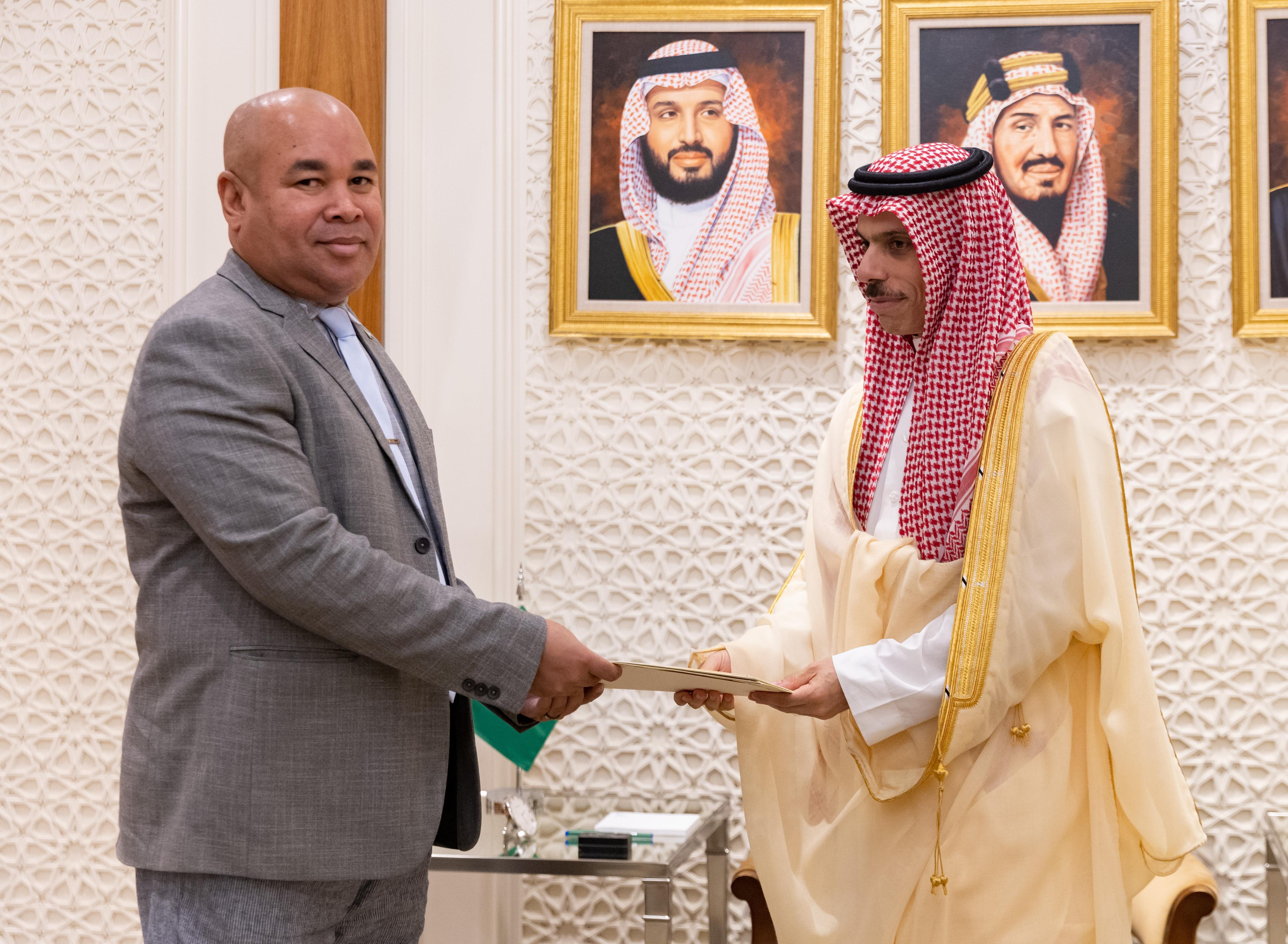 خادم الحرمين الشريفين وولي العهد يتلقيان رسالتين من رئيس جمهورية القمر 