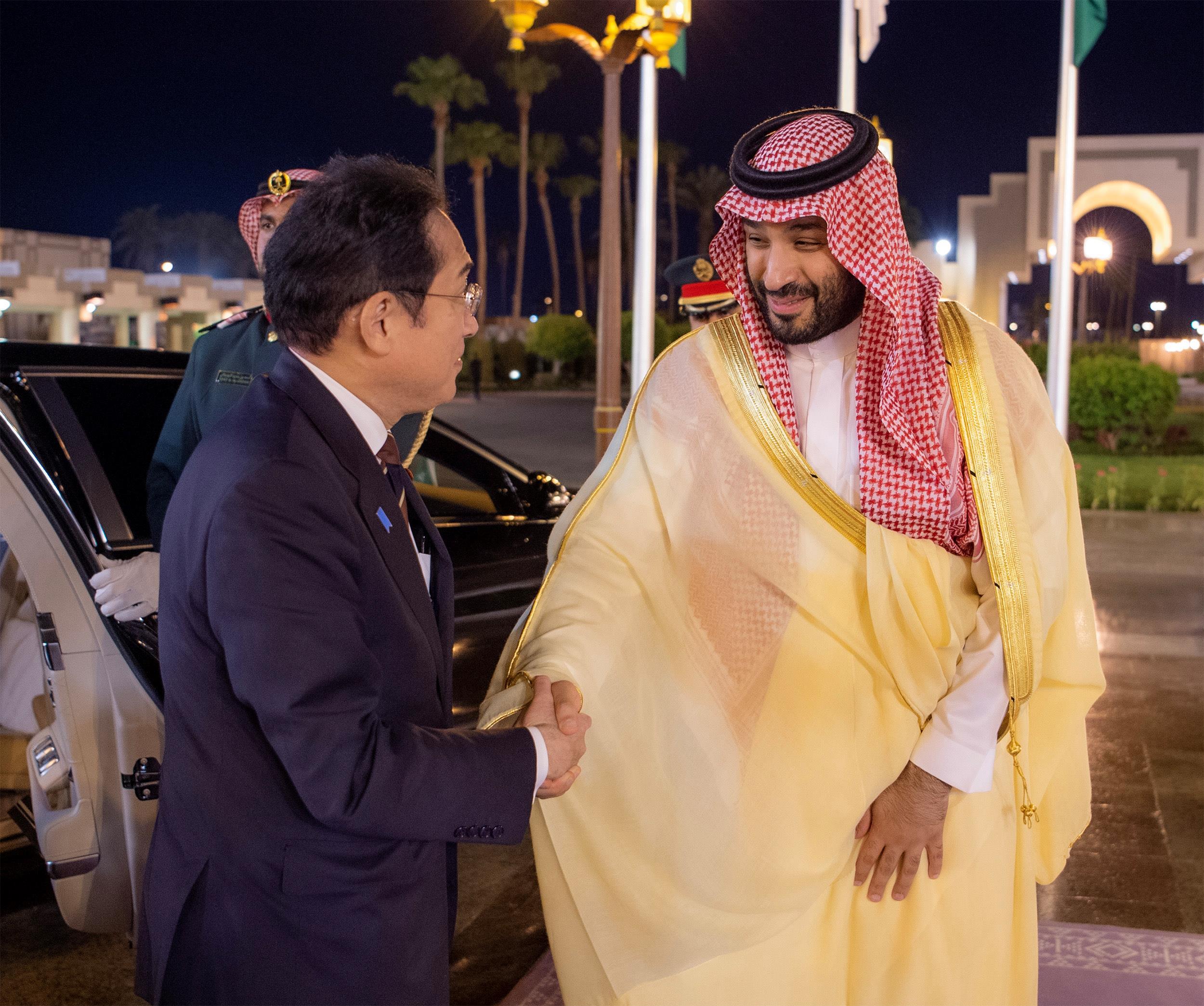 ولي العهد يستقبل رئيس وزراء اليابان