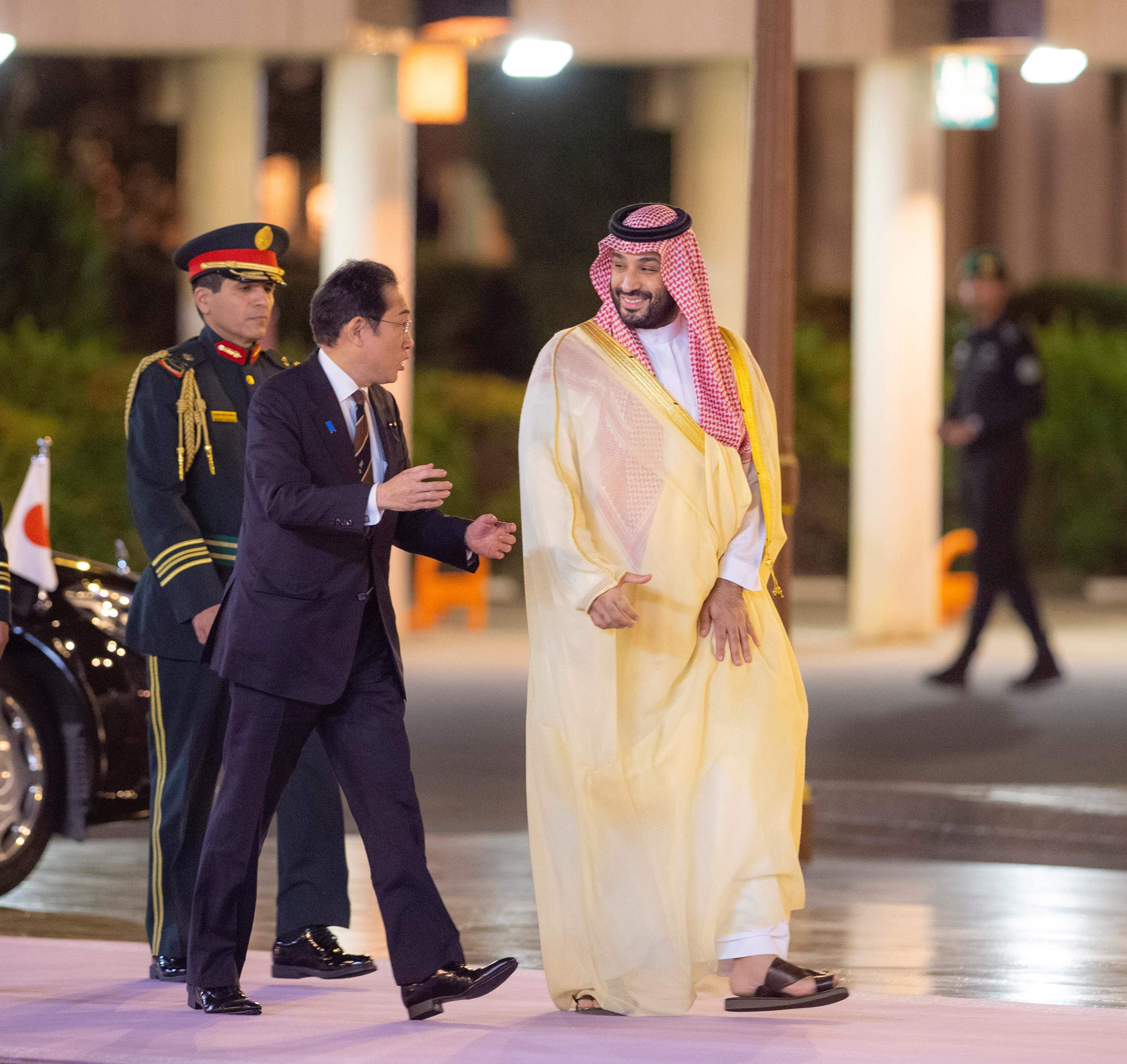 ولي العهد يستقبل رئيس وزراء اليابان