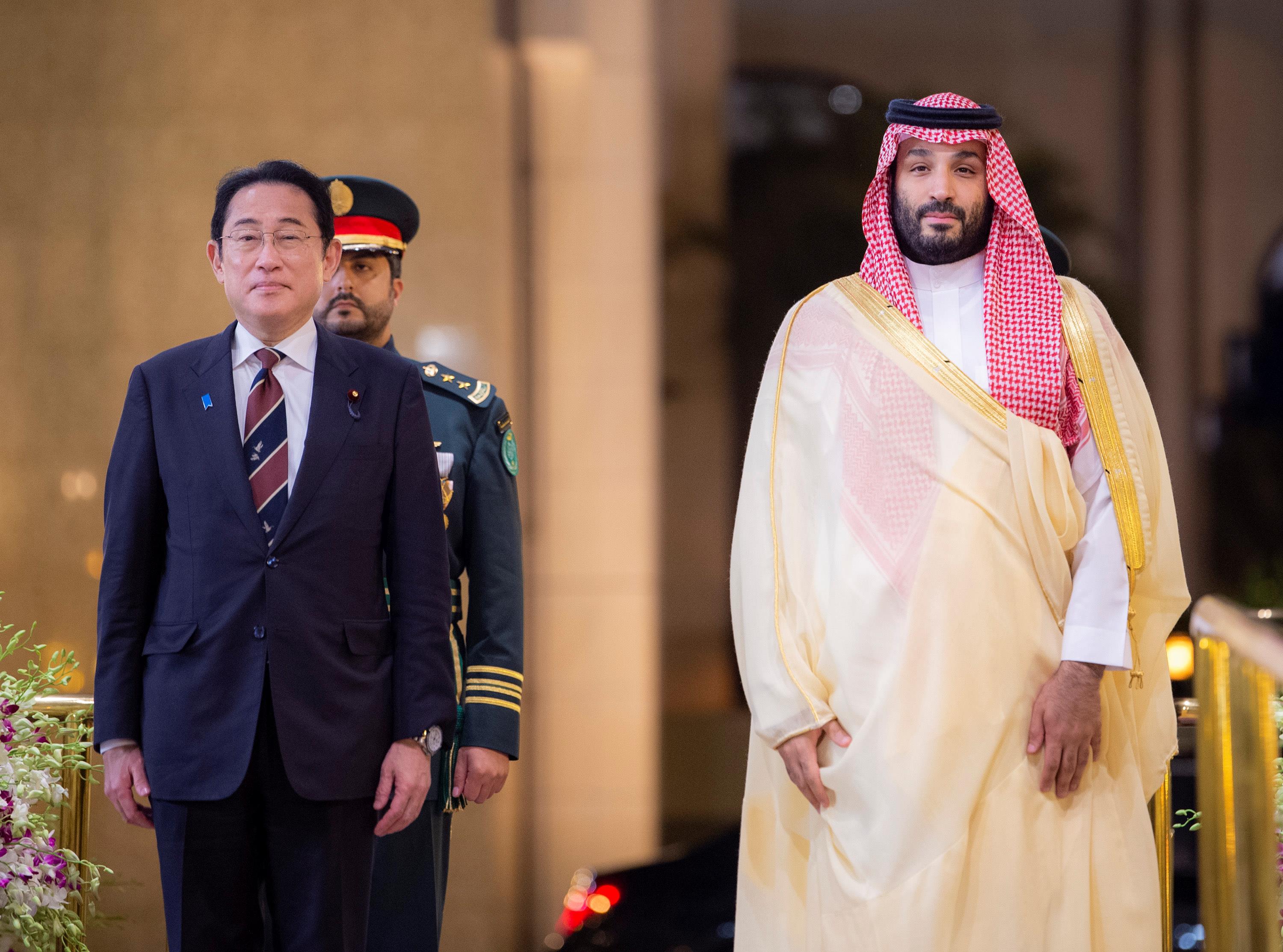 ولي العهد يستقبل رئيس وزراء اليابان