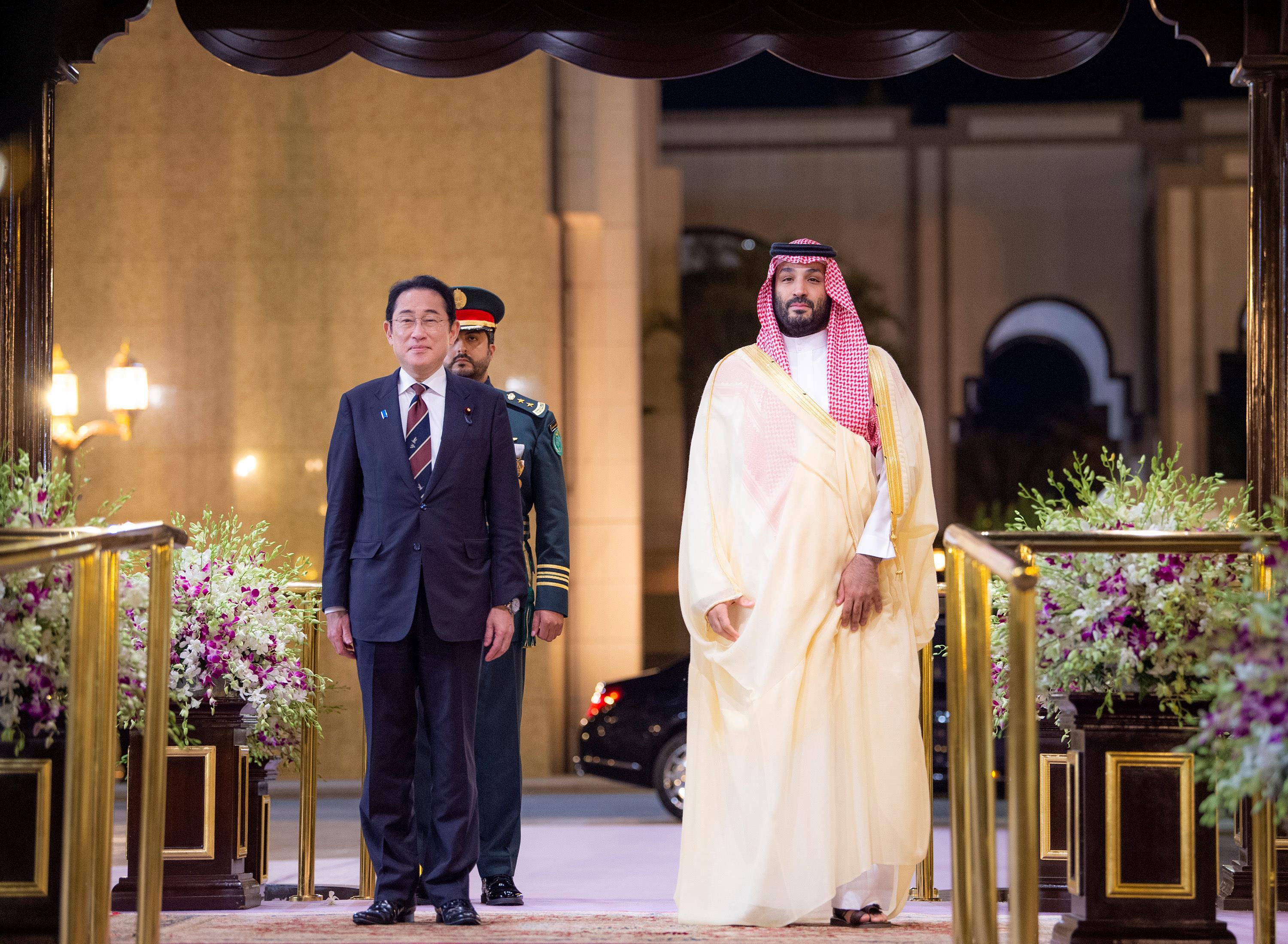ولي العهد يستقبل رئيس وزراء اليابان