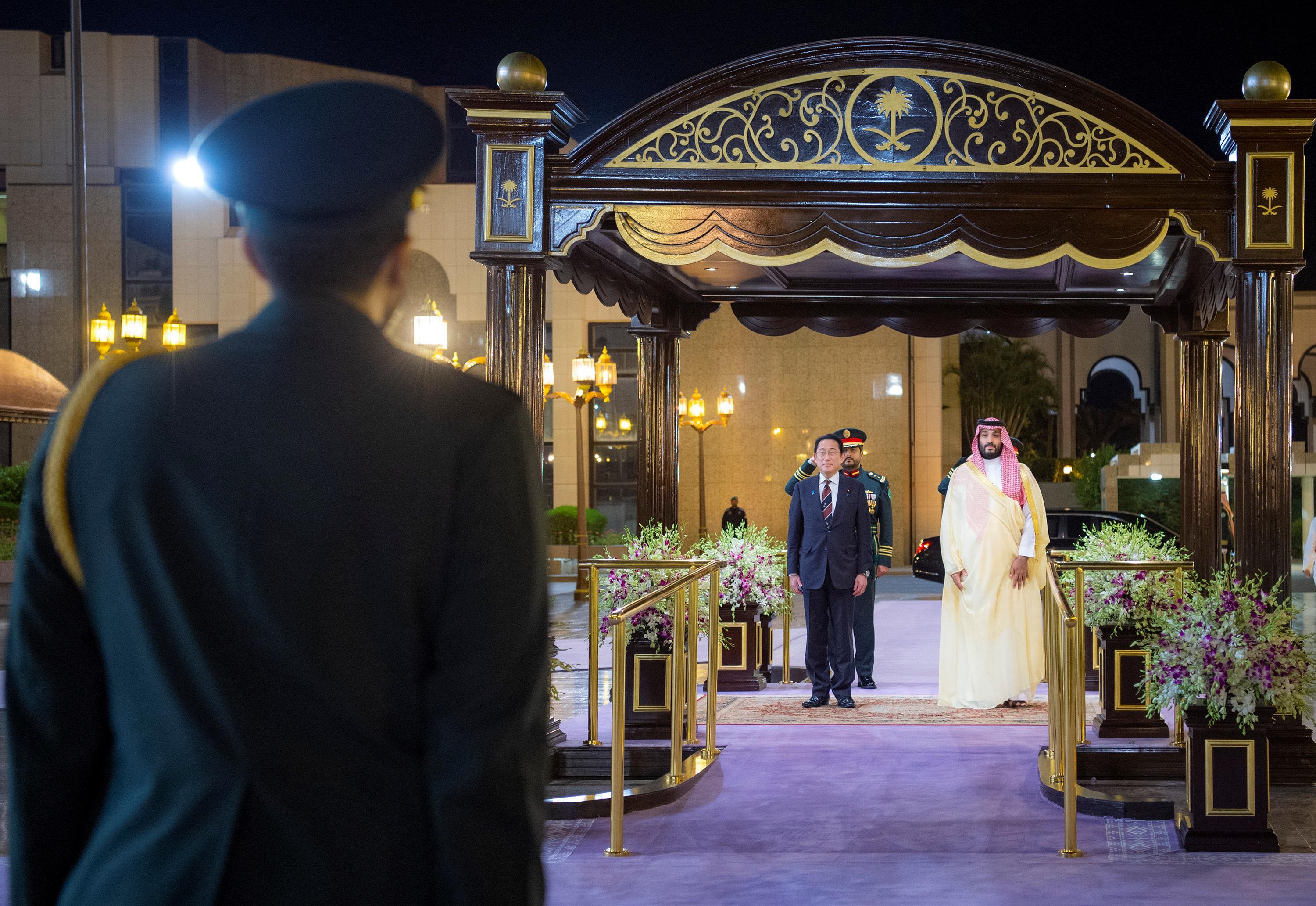 ولي العهد يستقبل رئيس وزراء اليابان