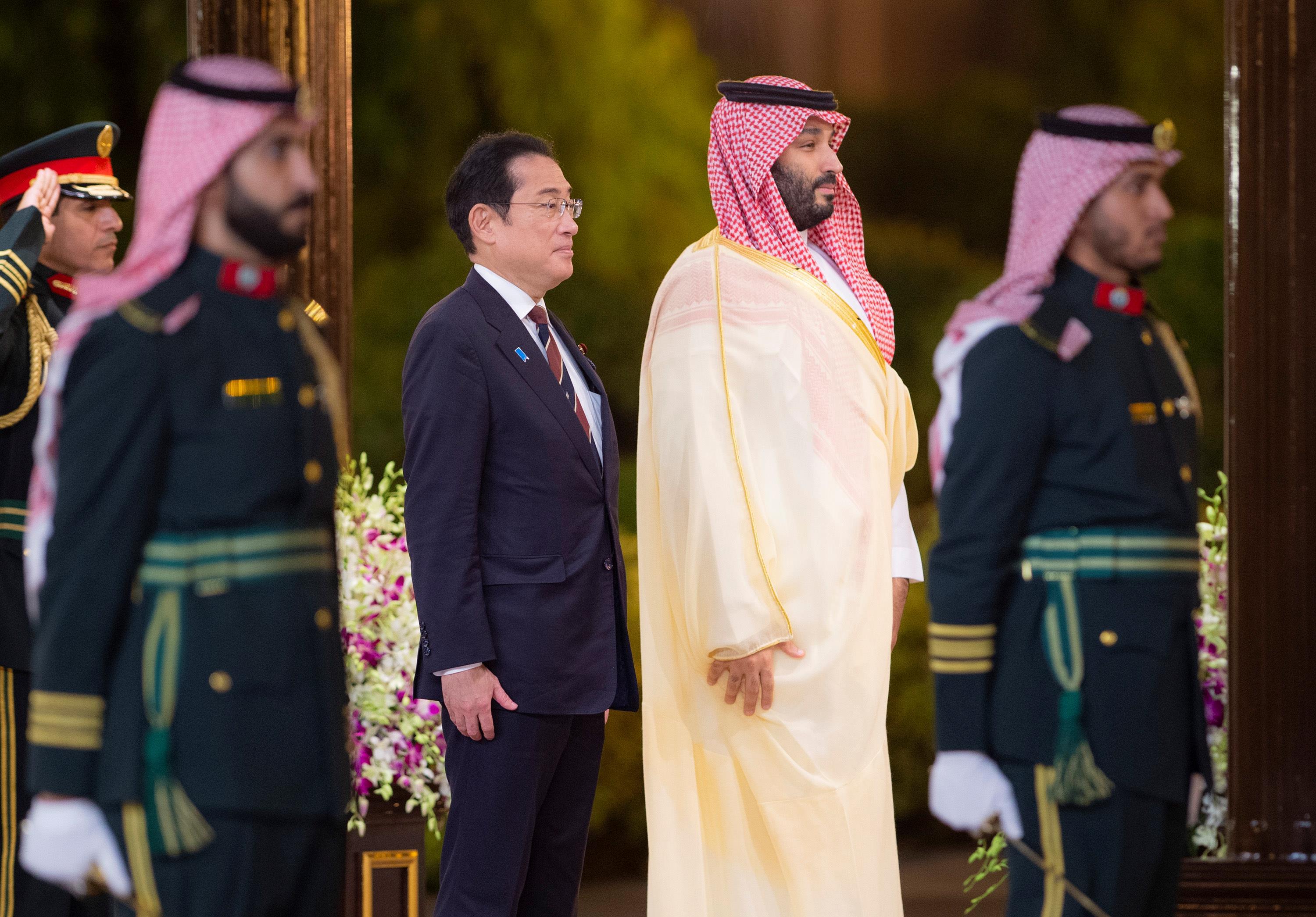 ولي العهد يستقبل رئيس وزراء اليابان