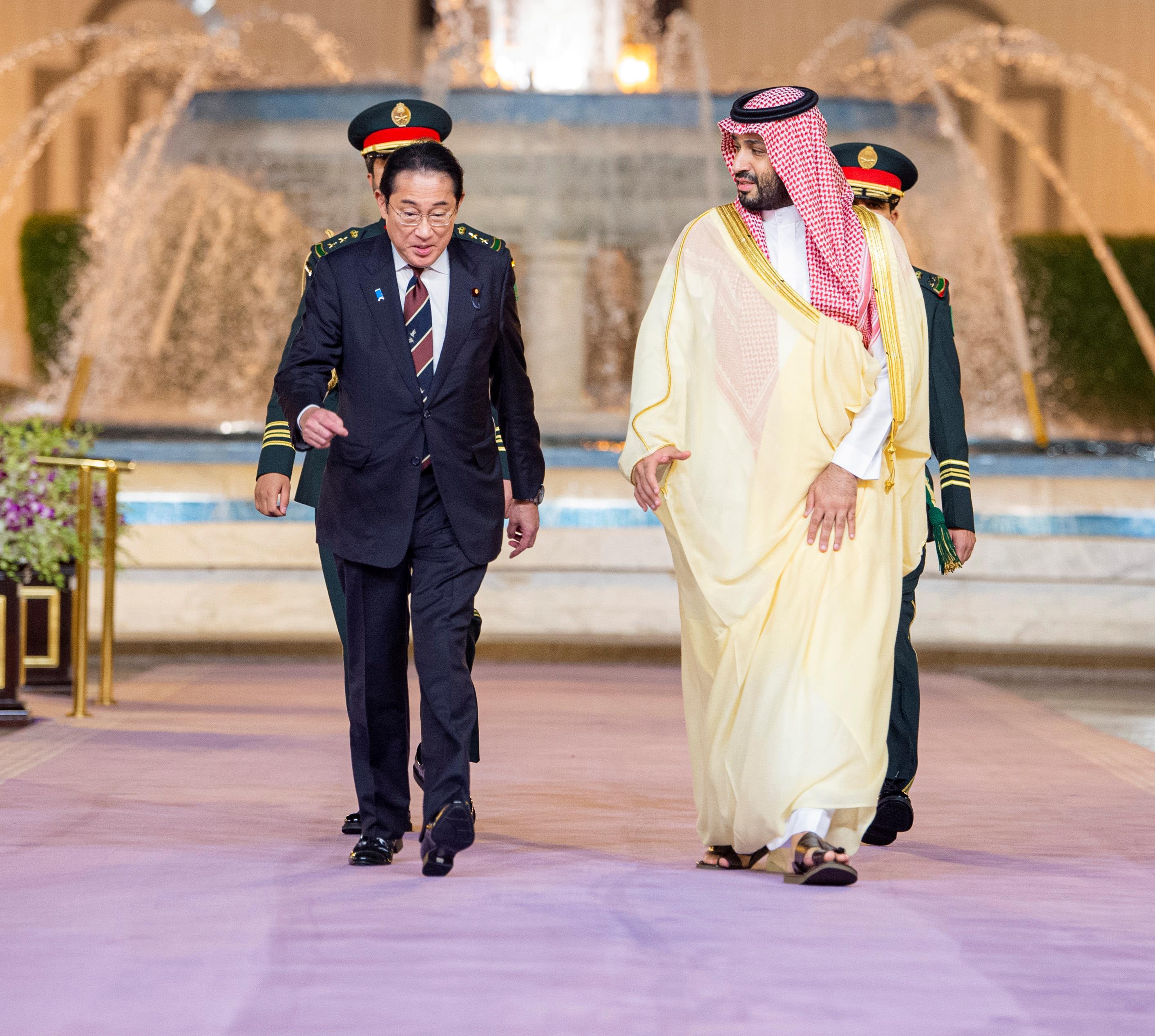 ولي العهد يستقبل رئيس وزراء اليابان