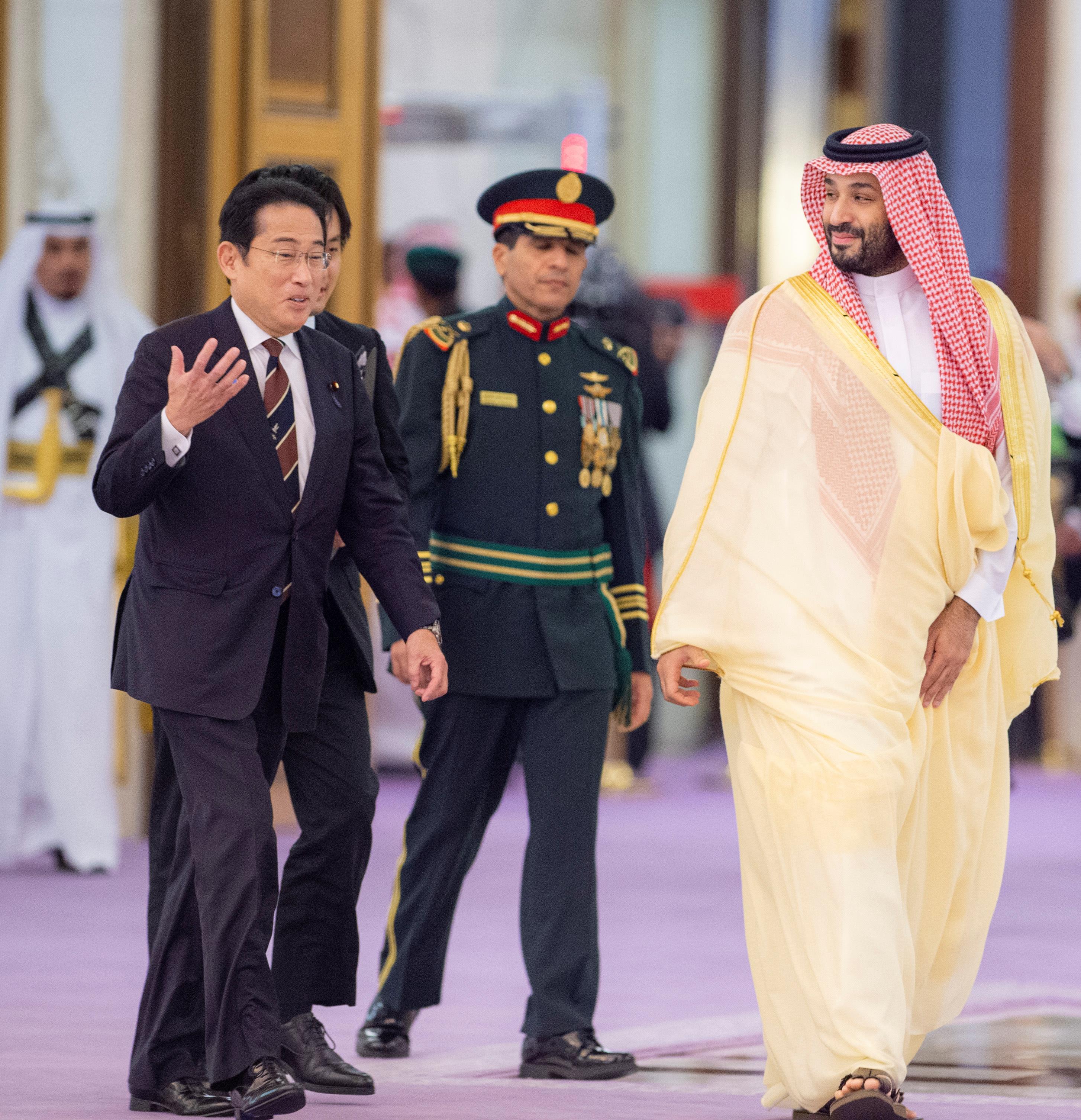 ولي العهد يستقبل رئيس وزراء اليابان