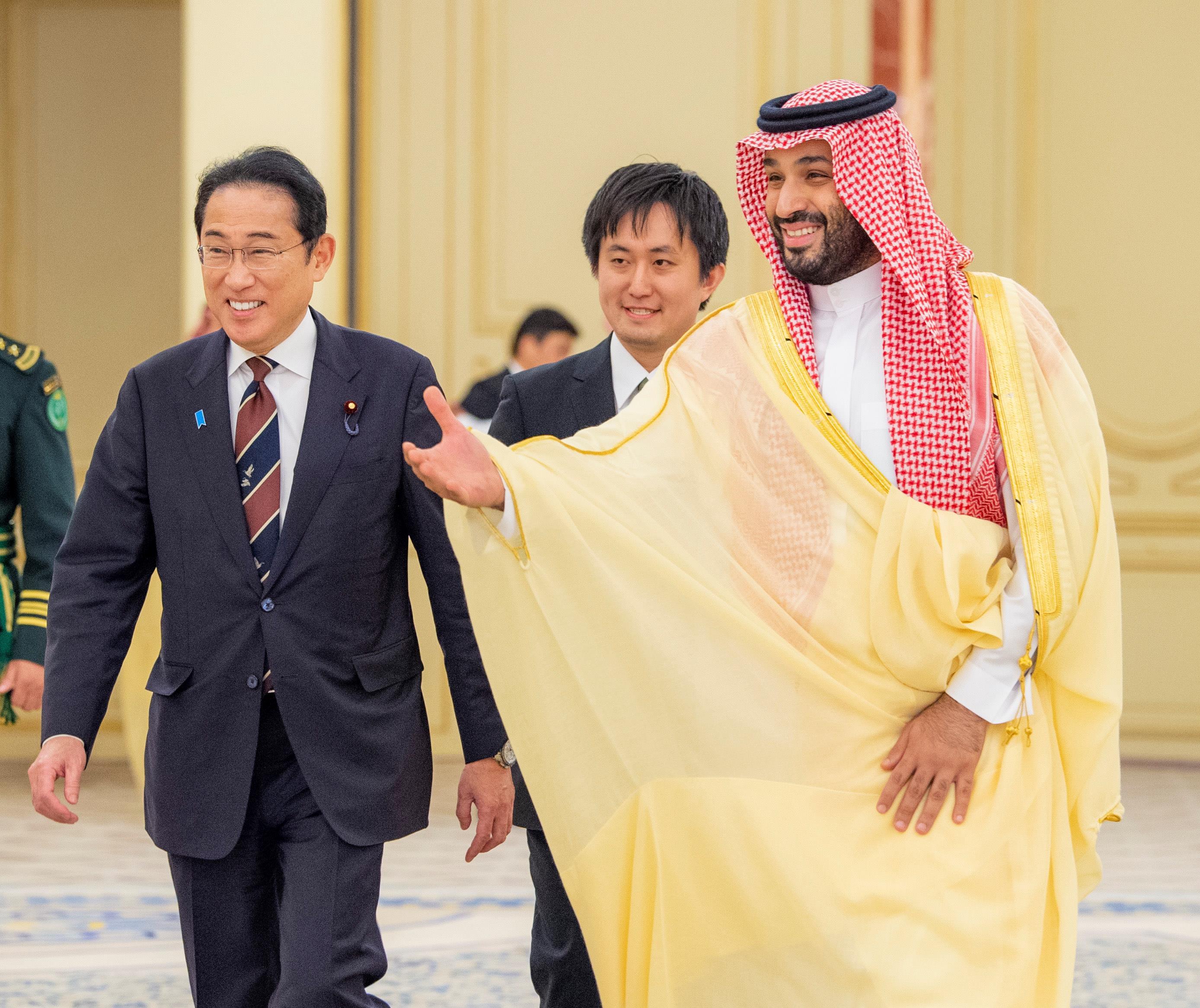 ولي العهد يستقبل رئيس وزراء اليابان
