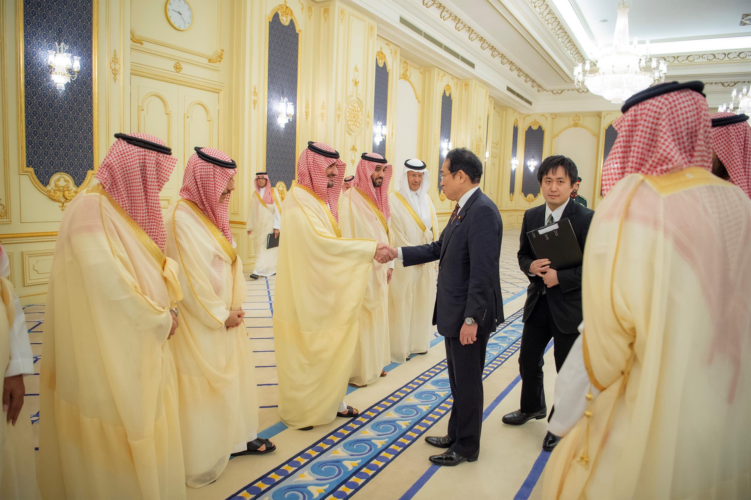 ولي العهد يستقبل رئيس وزراء اليابان