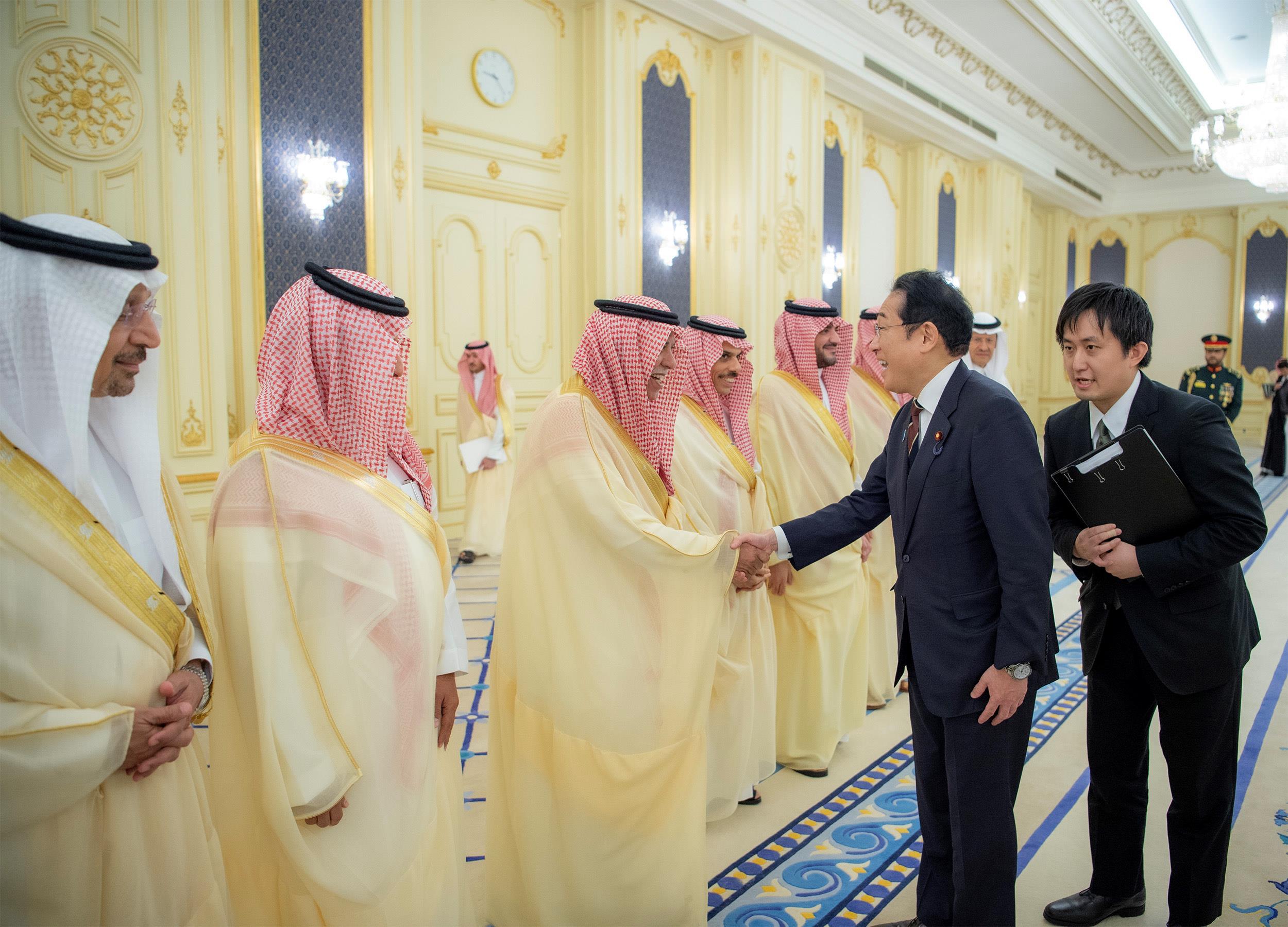 ولي العهد يستقبل رئيس وزراء اليابان
