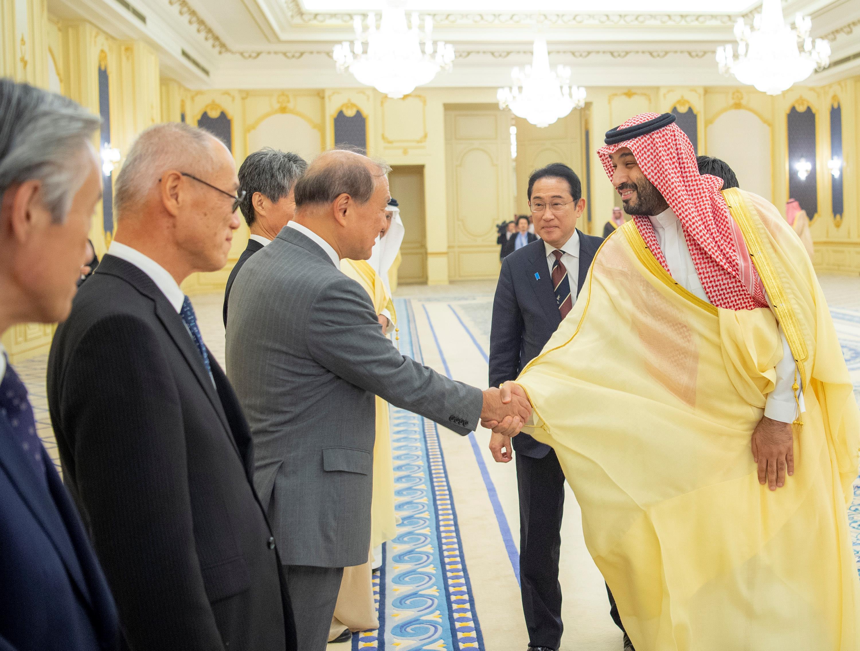 ولي العهد يستقبل رئيس وزراء اليابان