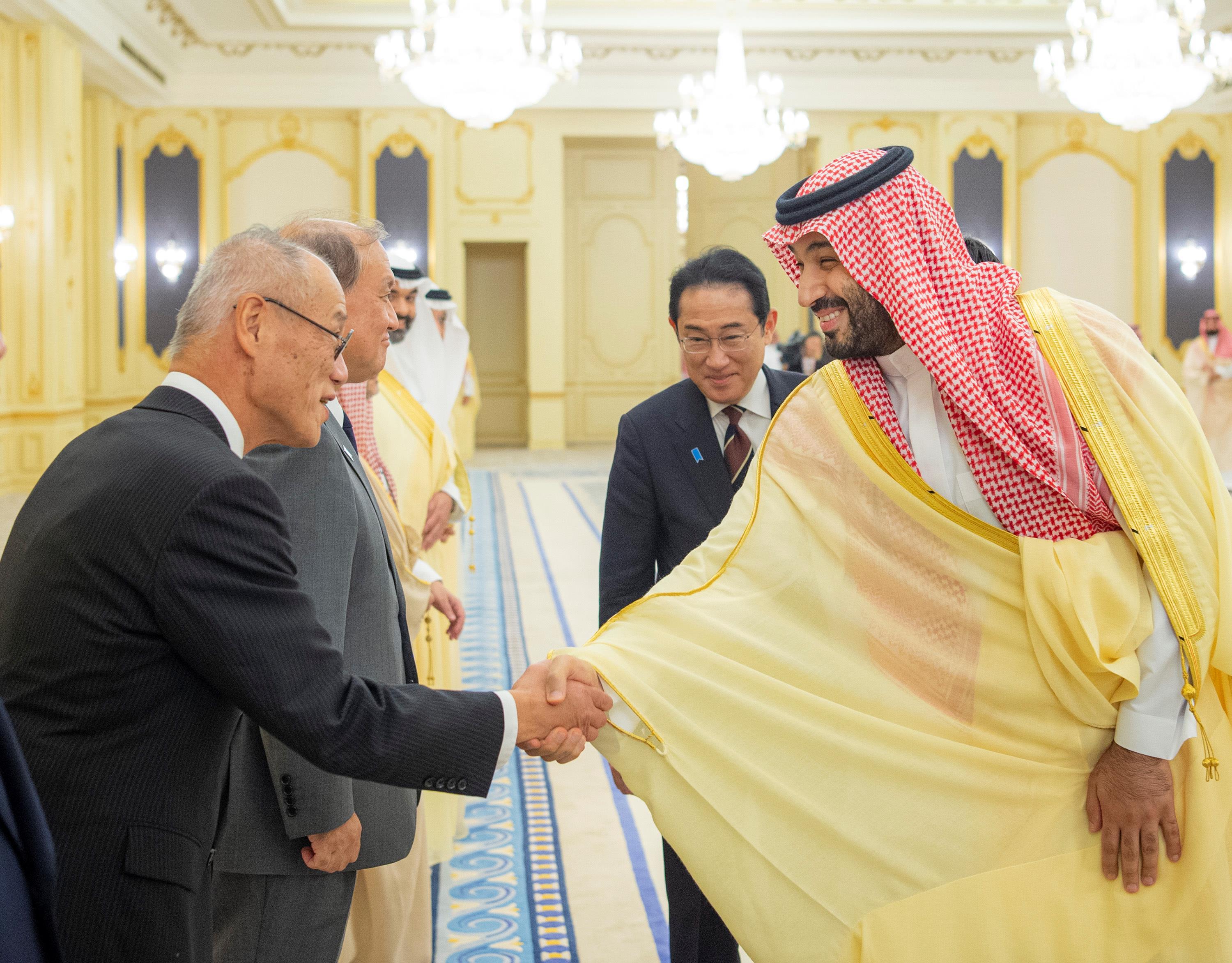 ولي العهد يستقبل رئيس وزراء اليابان