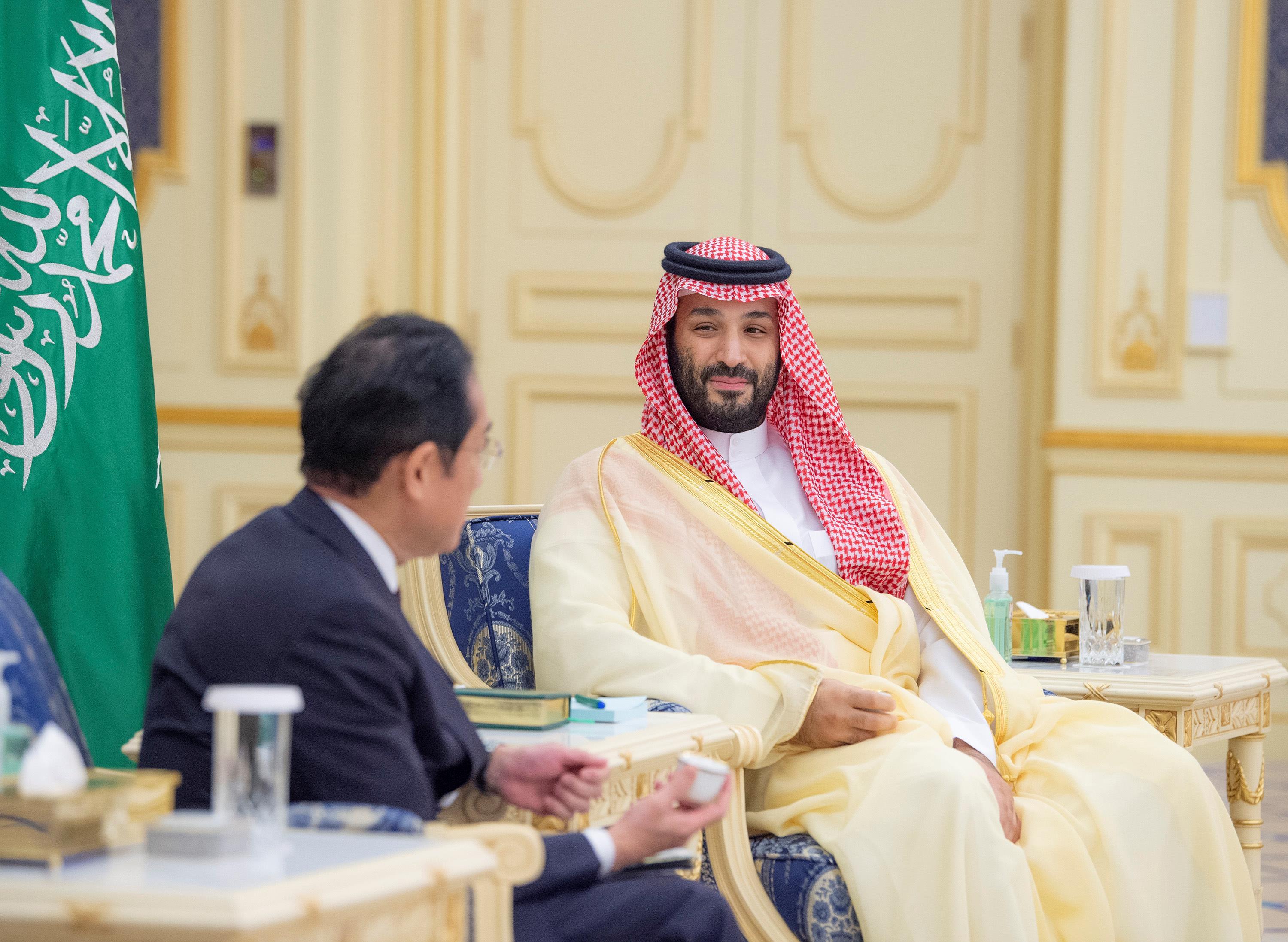 ولي العهد يستقبل رئيس وزراء اليابان