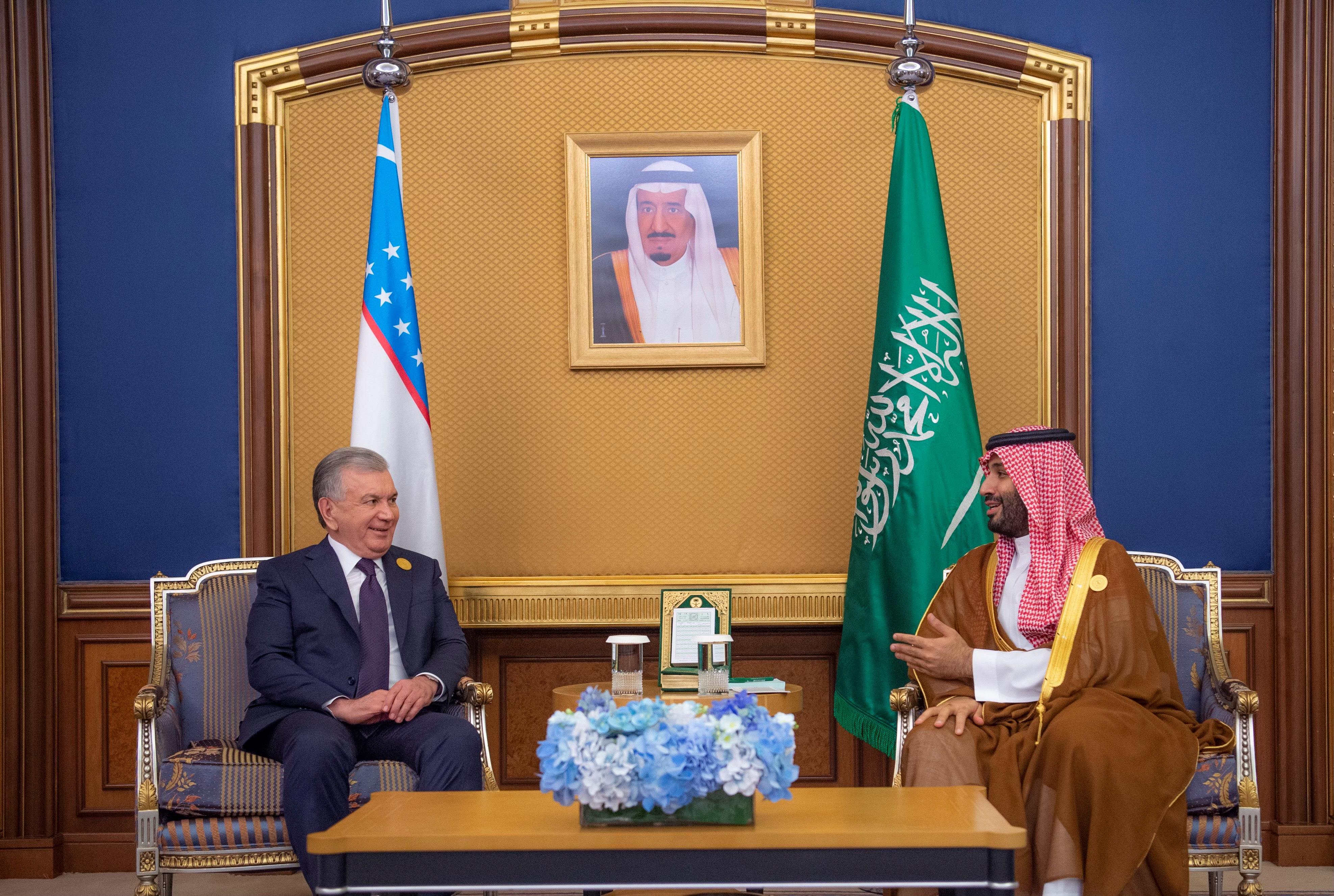 ولي العهد يلتقي رئيس أوزبكستان