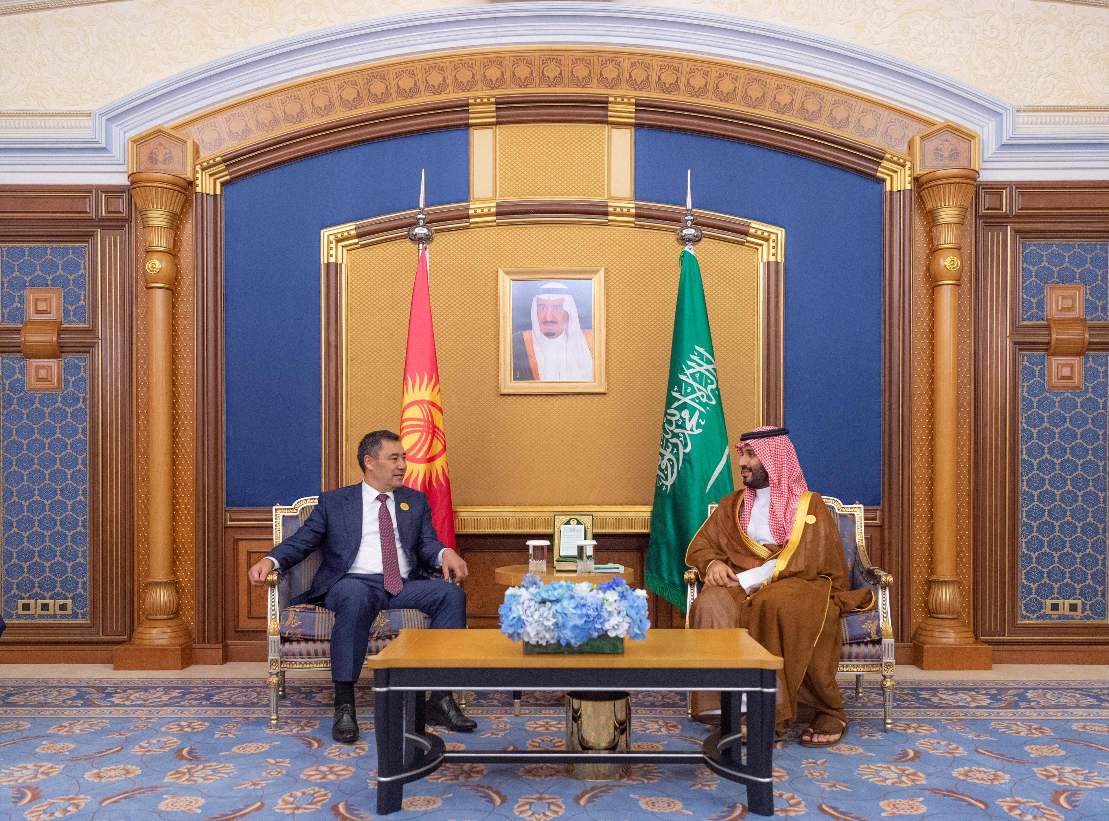 ولي العهد يلتقي رئيس الجمهورية القرغيزية