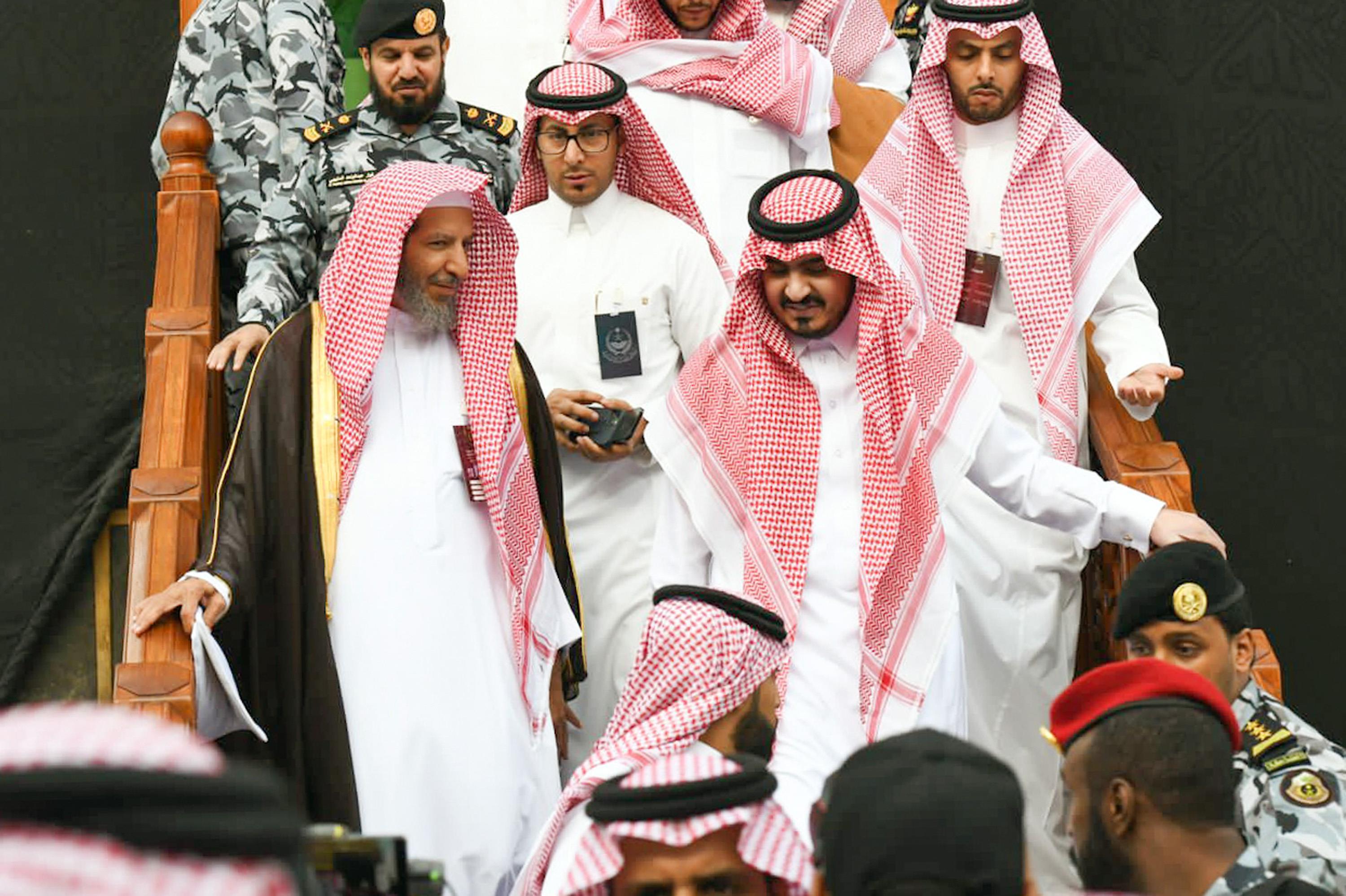 نائب أمير منطقة مكة المكرمة يتشرف بغسل الكعبة المشرفة