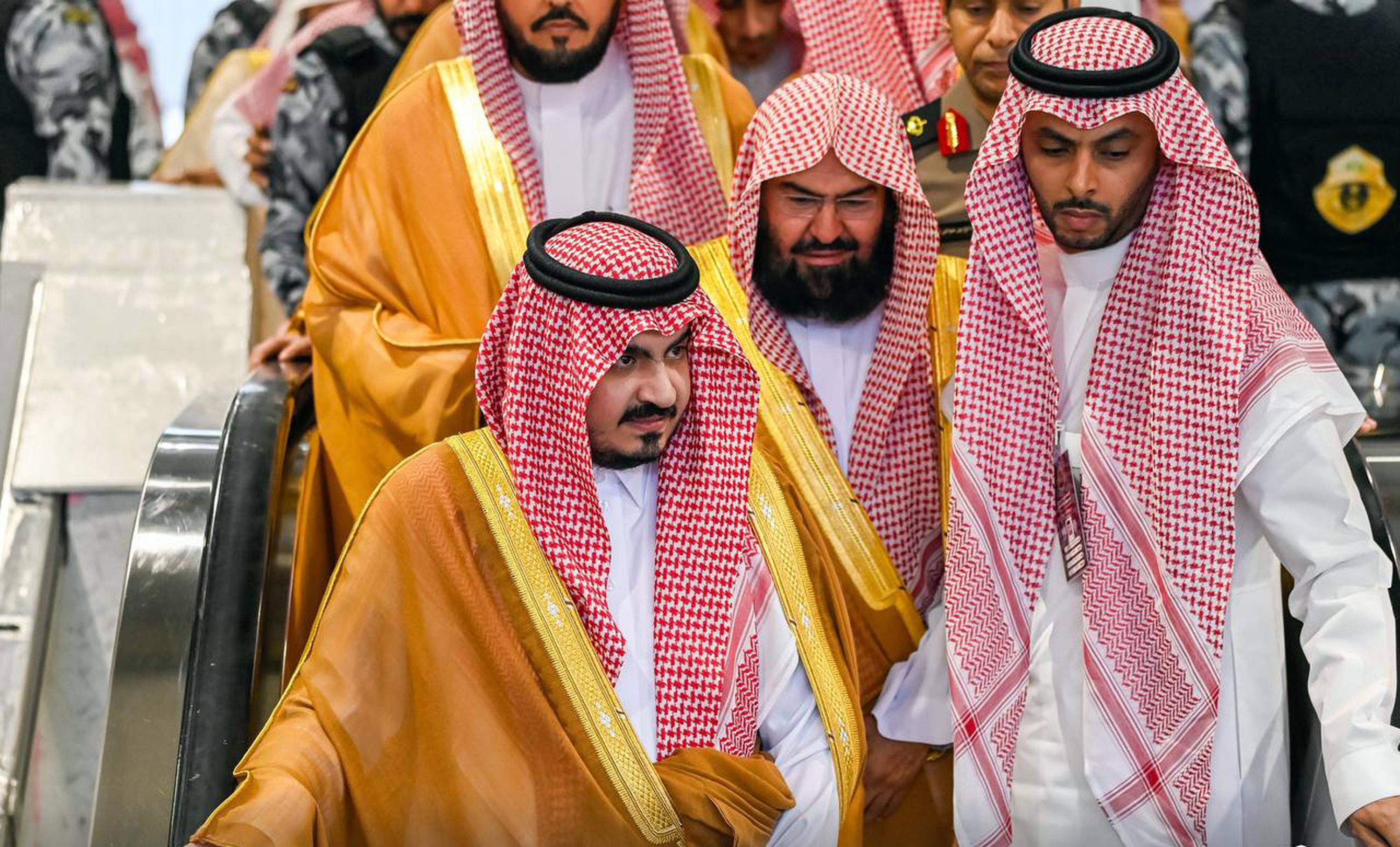 نائب أمير منطقة مكة المكرمة يتشرف بغسل الكعبة المشرفة