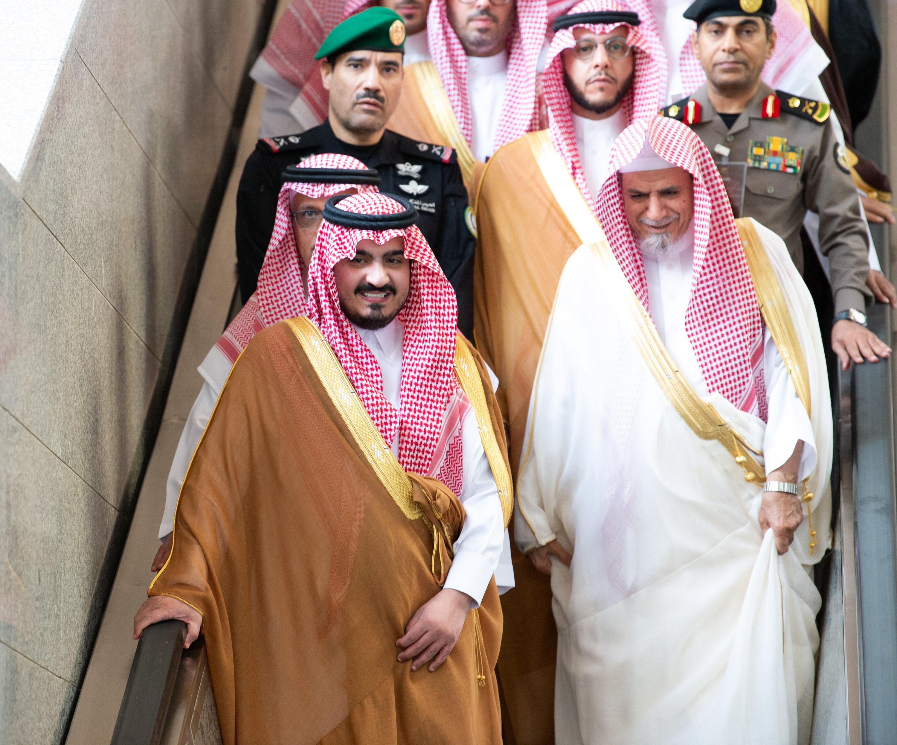 نائب أمير منطقة مكة المكرمة يتشرف بغسل الكعبة المشرفة