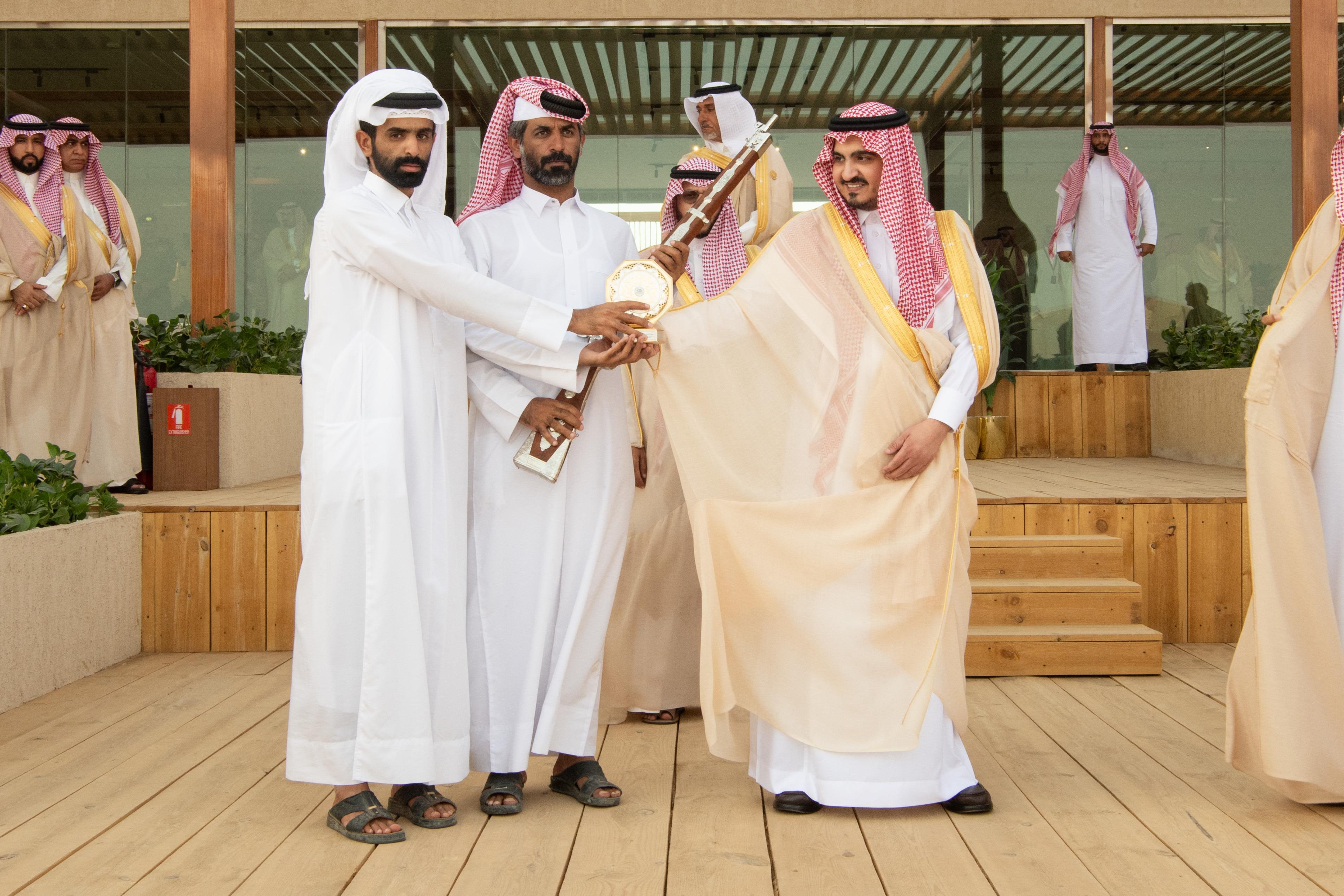 نائب أمير مكة المكرمة يتوج الفائزين في الأشواط الختامية لمهرجان ولي العهد للهجن 