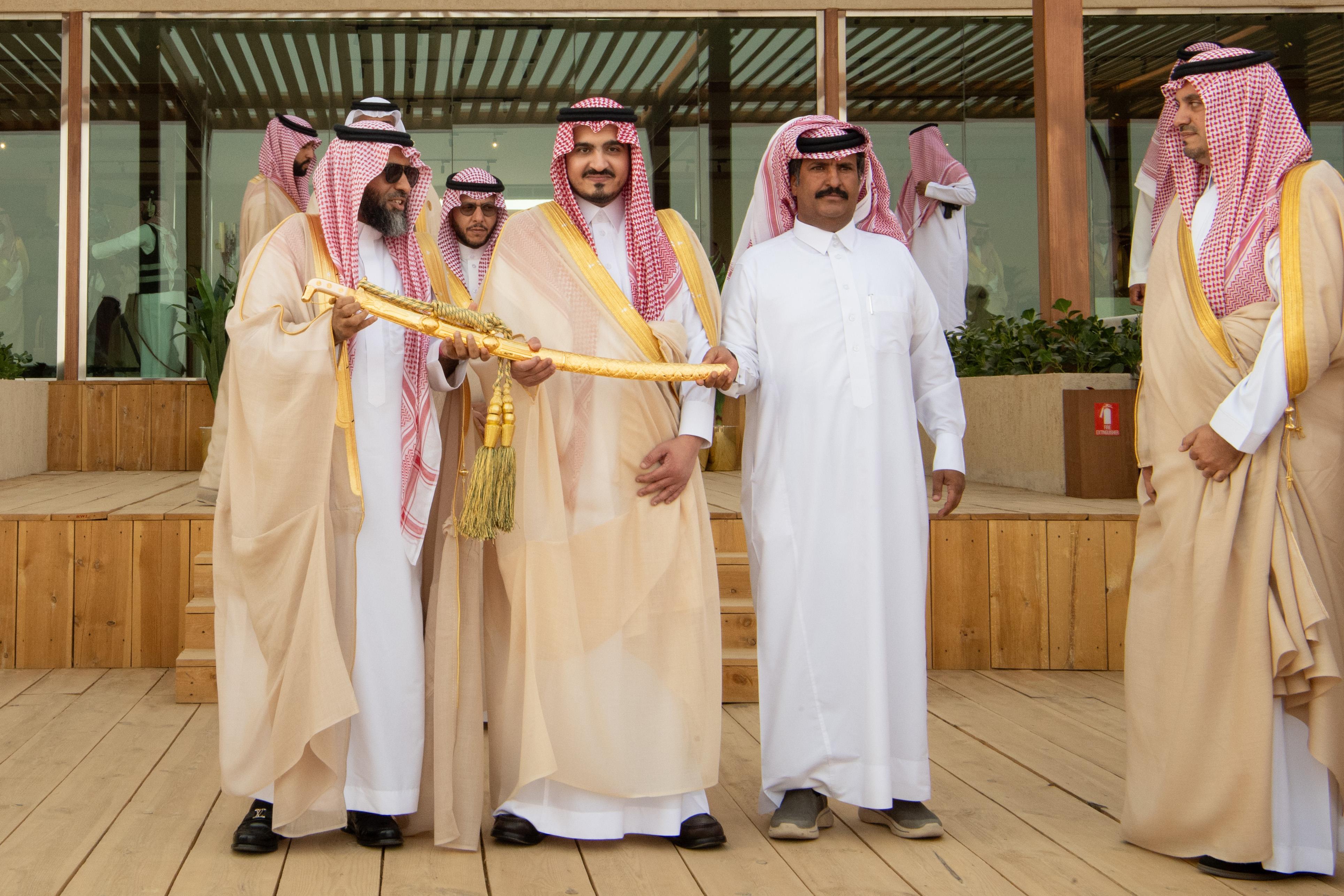 نائب أمير مكة المكرمة يتوج الفائزين في الأشواط الختامية لمهرجان ولي العهد للهجن 