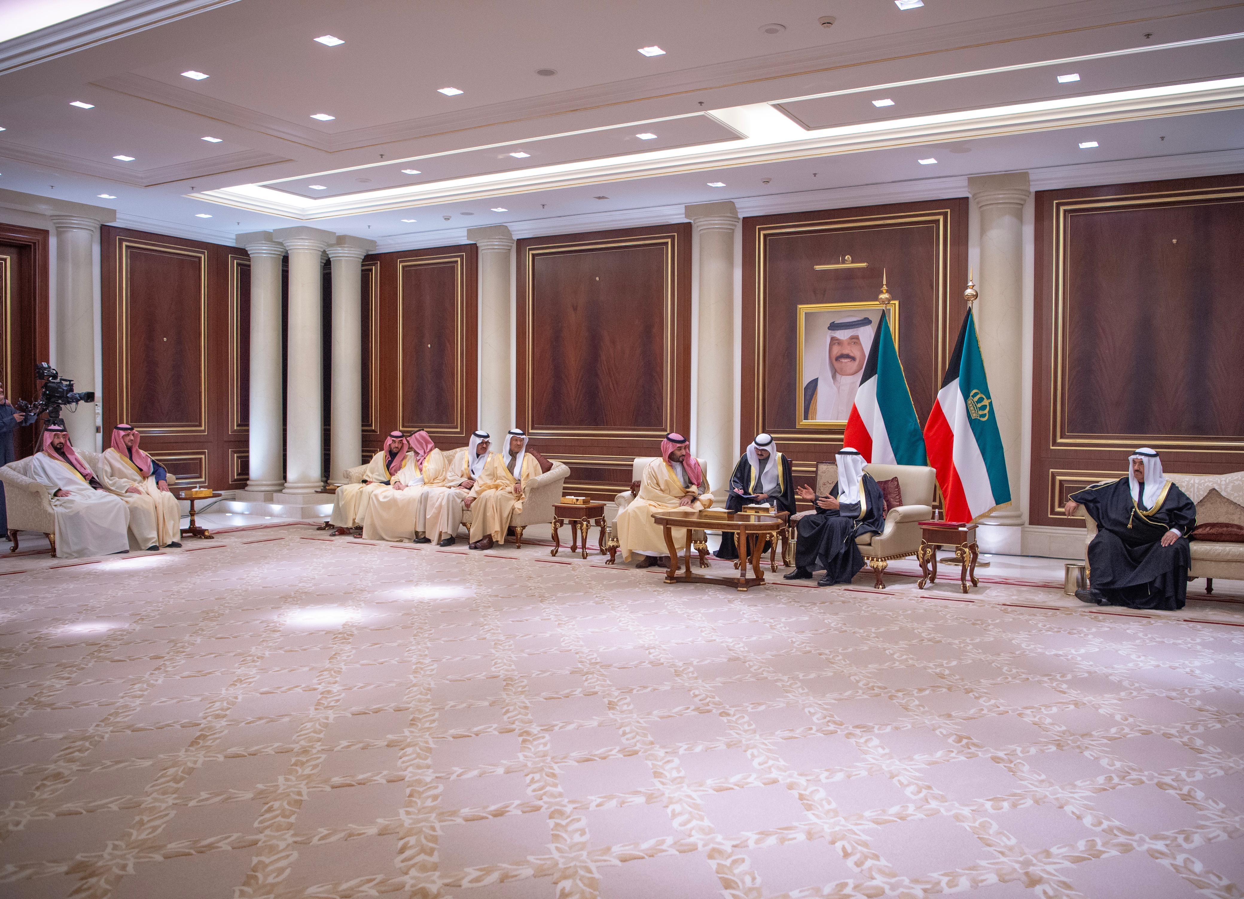 ولي العهد يقدم واجب العزاء في وفاة الشيخ نواف الأحمد الجابر الصباح
