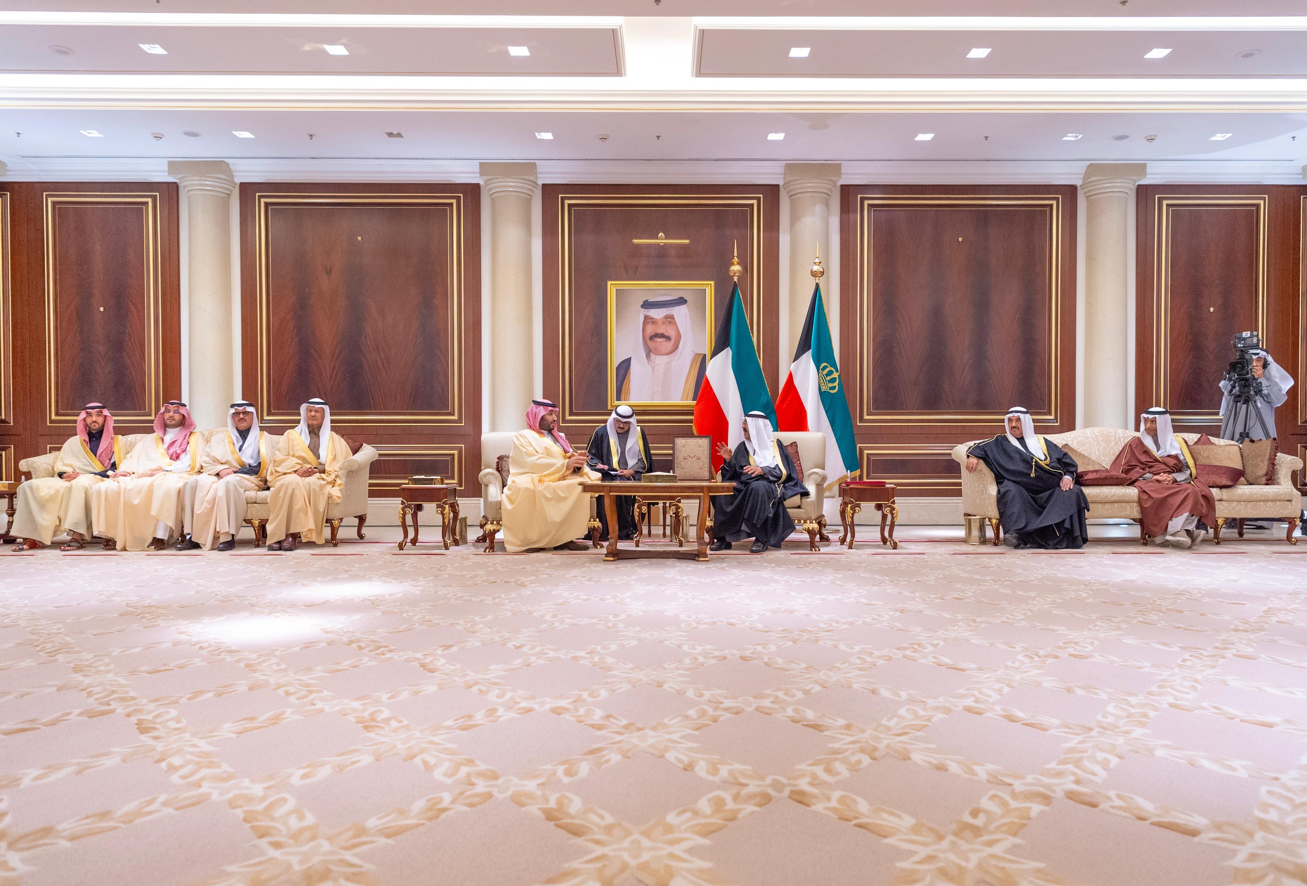 ولي العهد يقدم واجب العزاء في وفاة الشيخ نواف الأحمد الجابر الصباح