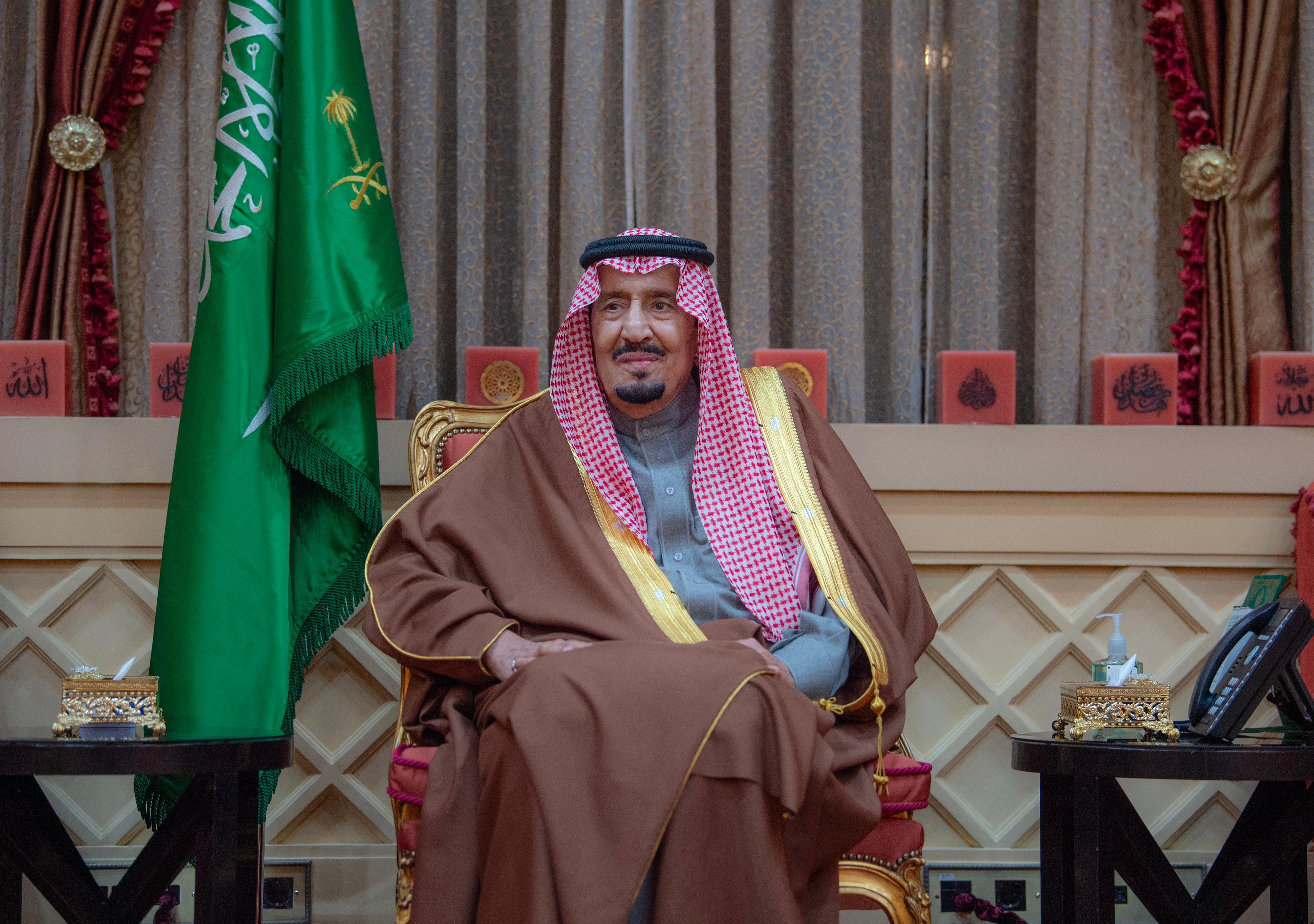 أمام خادم الحرمين الشريفين وبحضور ولي العهد .. أصحاب السمو الملكي الأمراء يؤدون القسم عقب صدور الأوامر الملكية بتعيينهم في مناصبهم الجديدة 