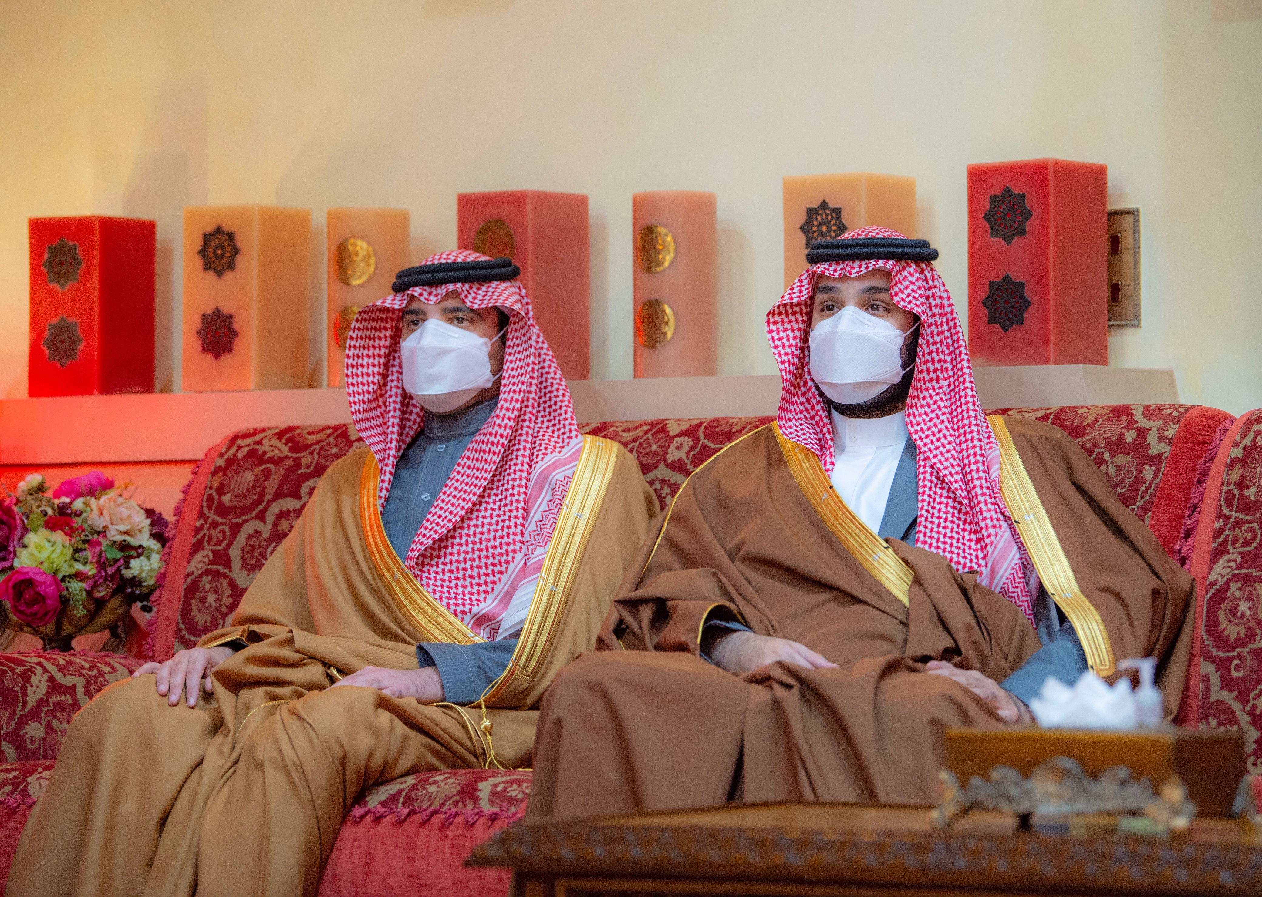 أمام خادم الحرمين الشريفين وبحضور ولي العهد .. أصحاب السمو الملكي الأمراء يؤدون القسم عقب صدور الأوامر الملكية بتعيينهم في مناصبهم الجديدة 