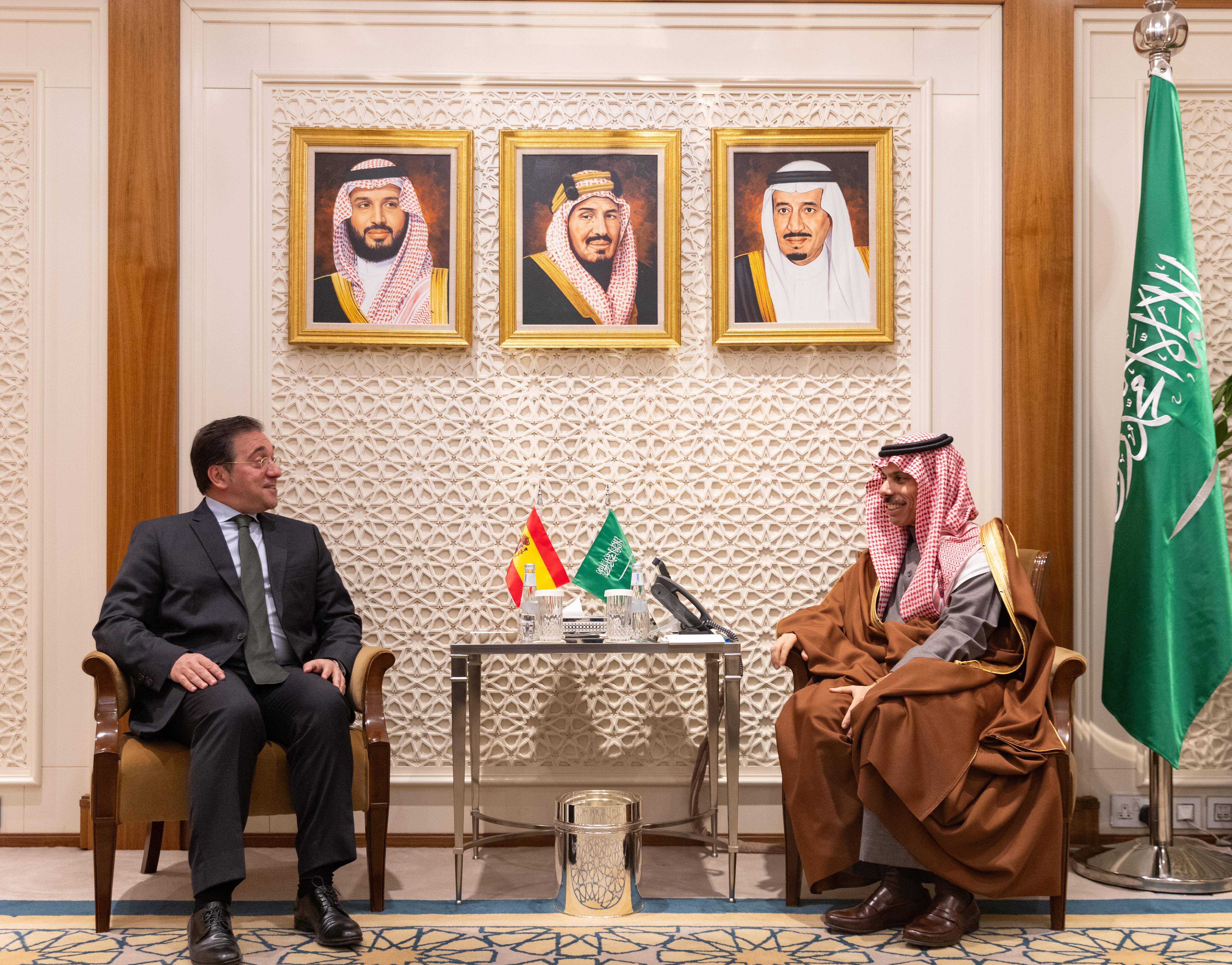 ولي العهد يتلقى رسالة خطية من ملك إسبانيا