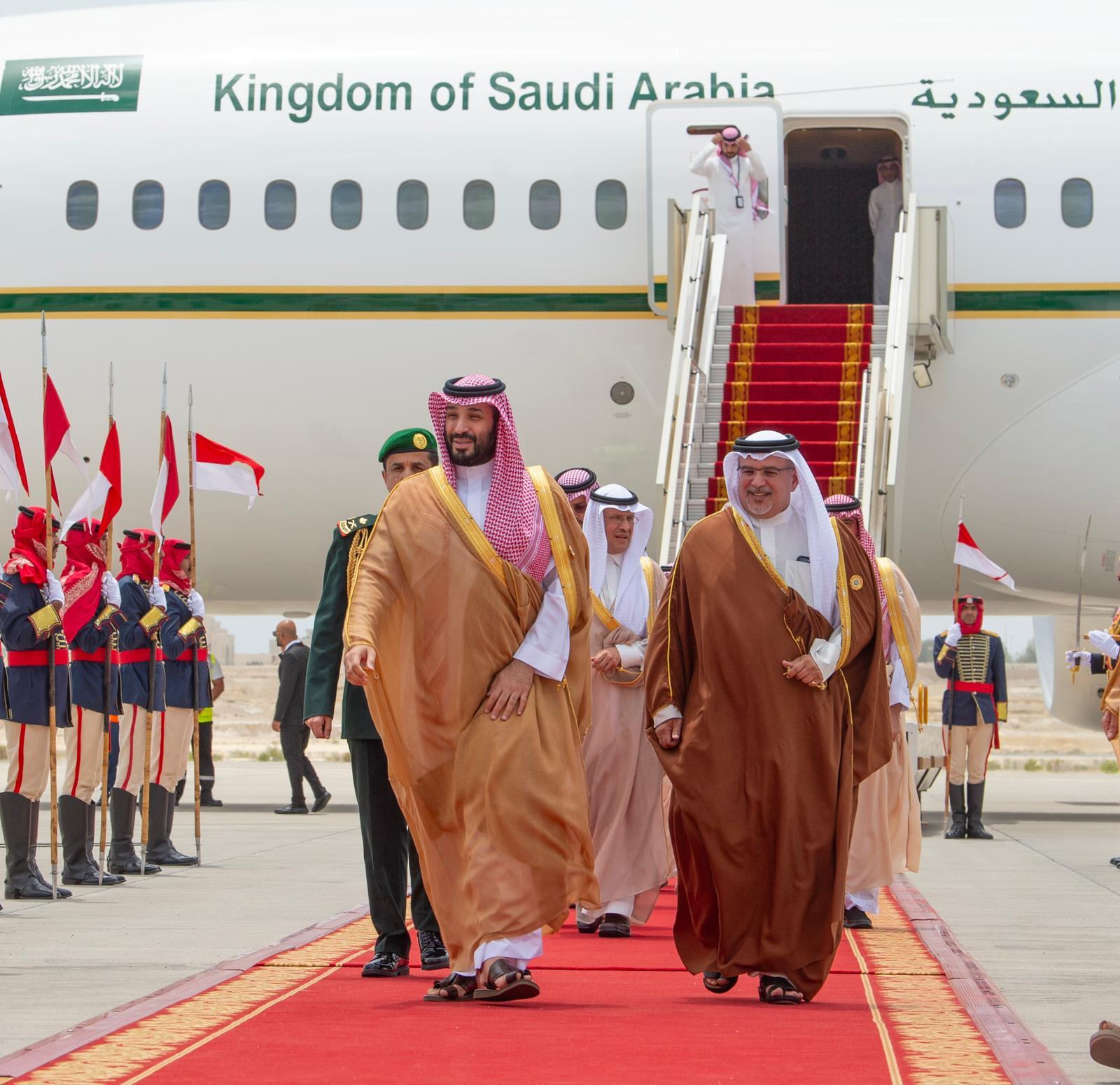 ولي العهد يصل إلى البحرين لترؤس وفد المملكة في اجتماع الدورة العادية الـ33 لمجلس جامعة الدول العربية