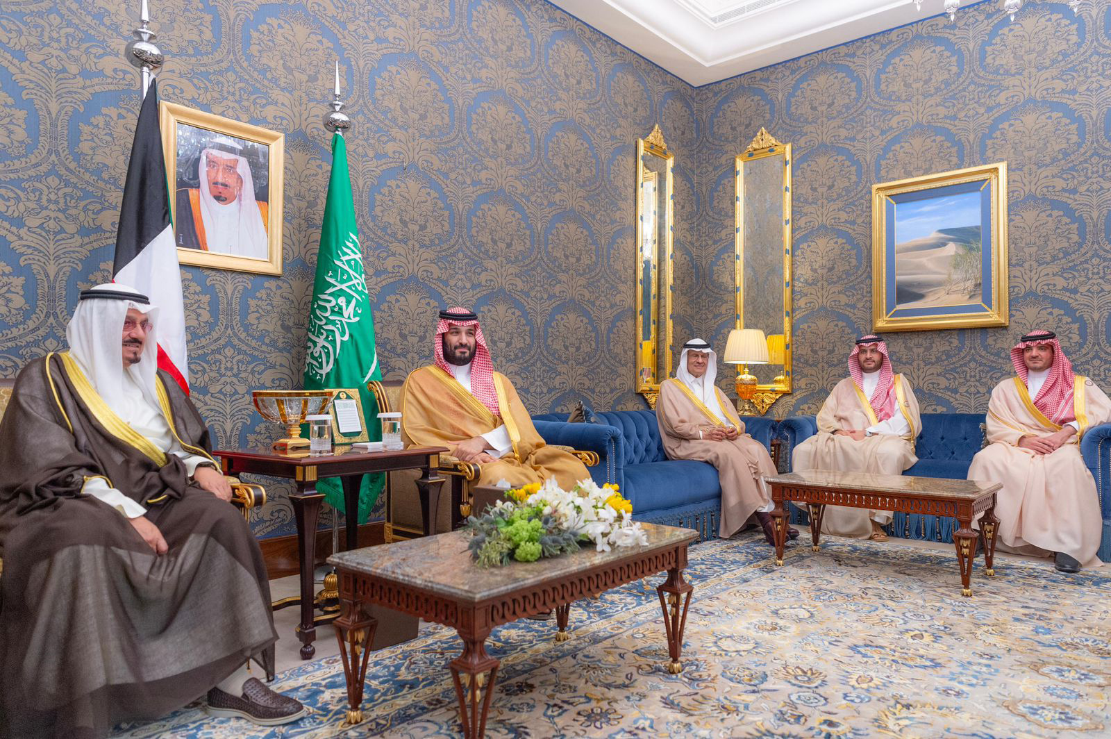 ولي العهد يلتقي رئيس الوزراء الكويتي  
