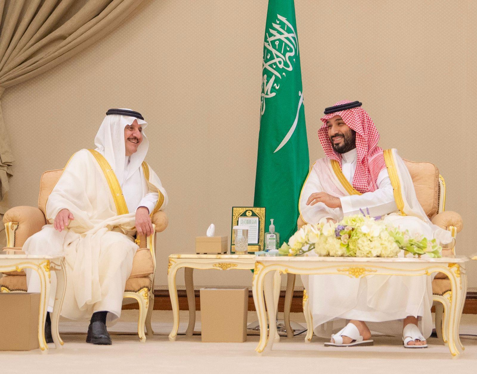 ولي العهد يستقبل في المنطقة الشرقية عدداً من المسؤولين 