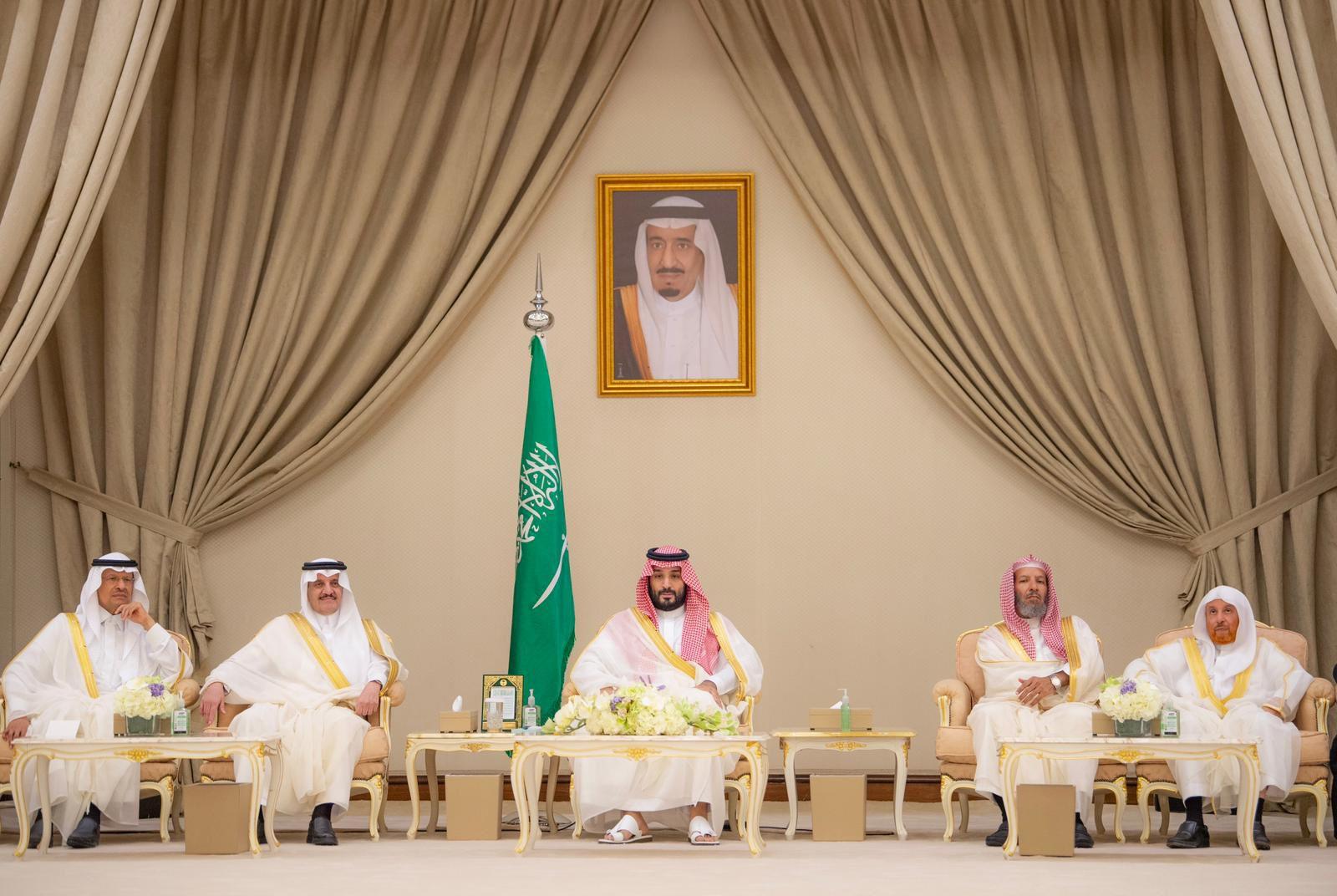 ولي العهد يستقبل في المنطقة الشرقية عدداً من المسؤولين 