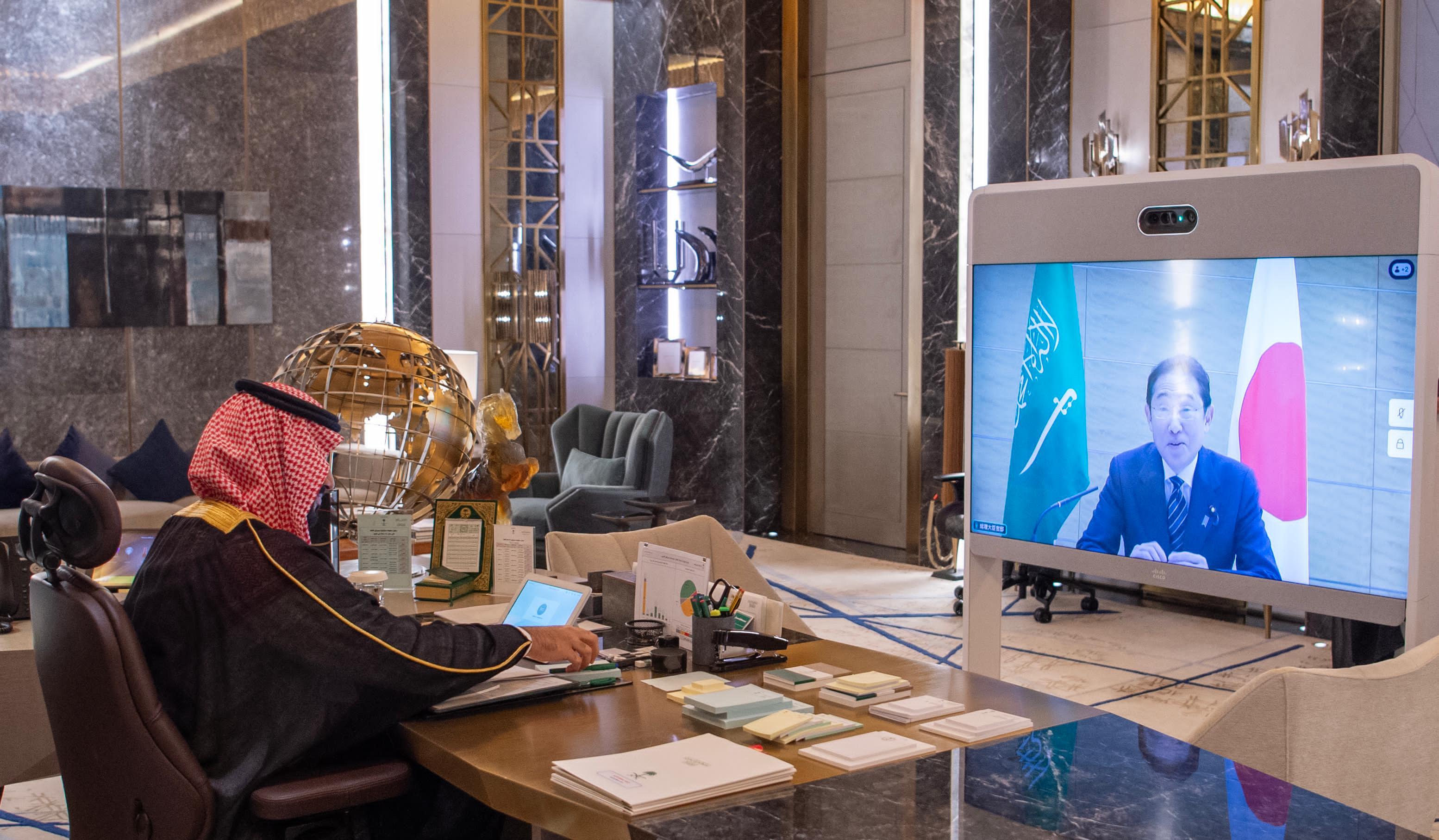اتصال مرئي بين سمو ولي العهد ورئيس وزراء اليابان