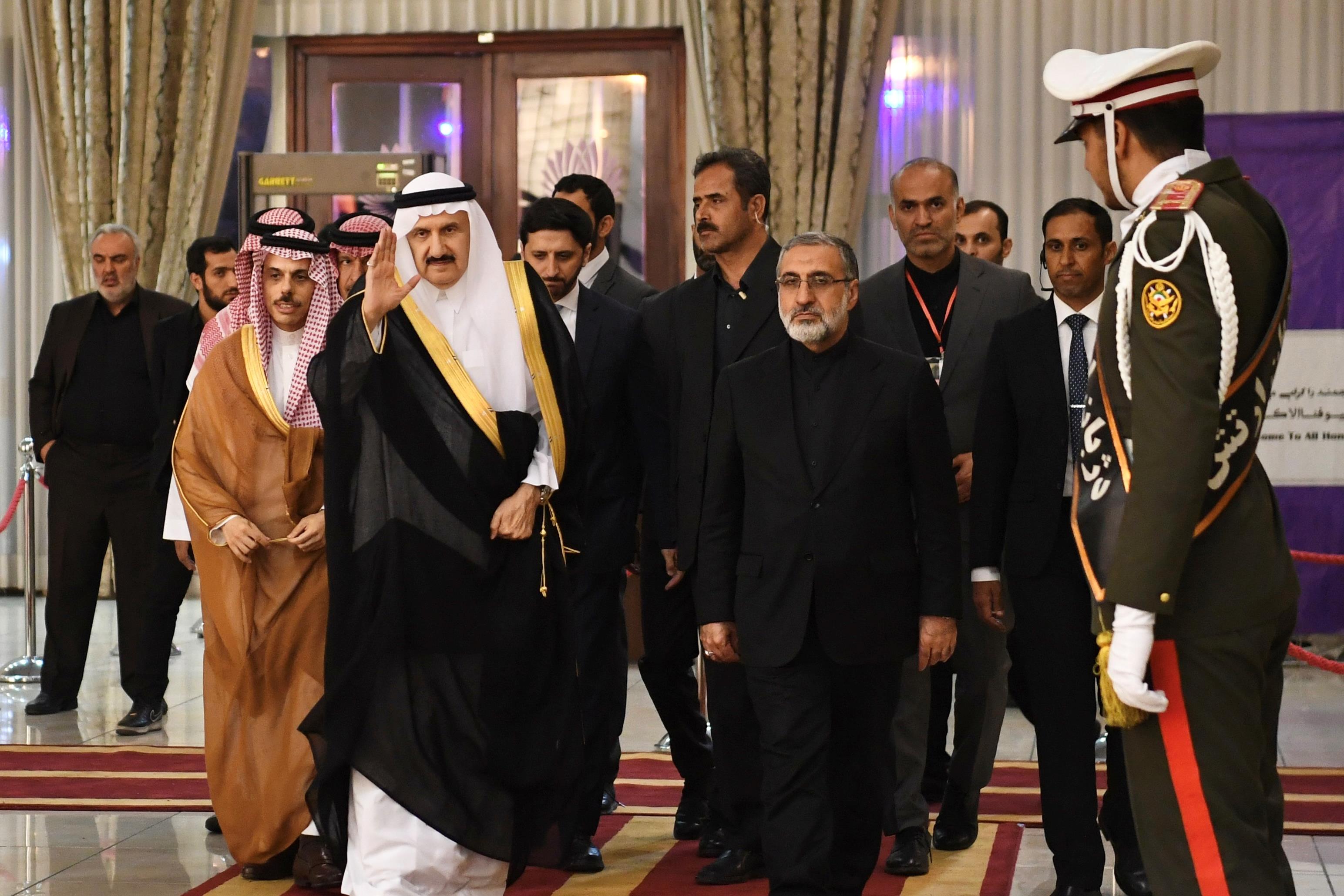 الأمير منصور بن متعب و وزير الخارجية ينقلان تعازي القيادة في وفاة الرئيس الإيراني ووزير الخارجية ومرافقيهم  