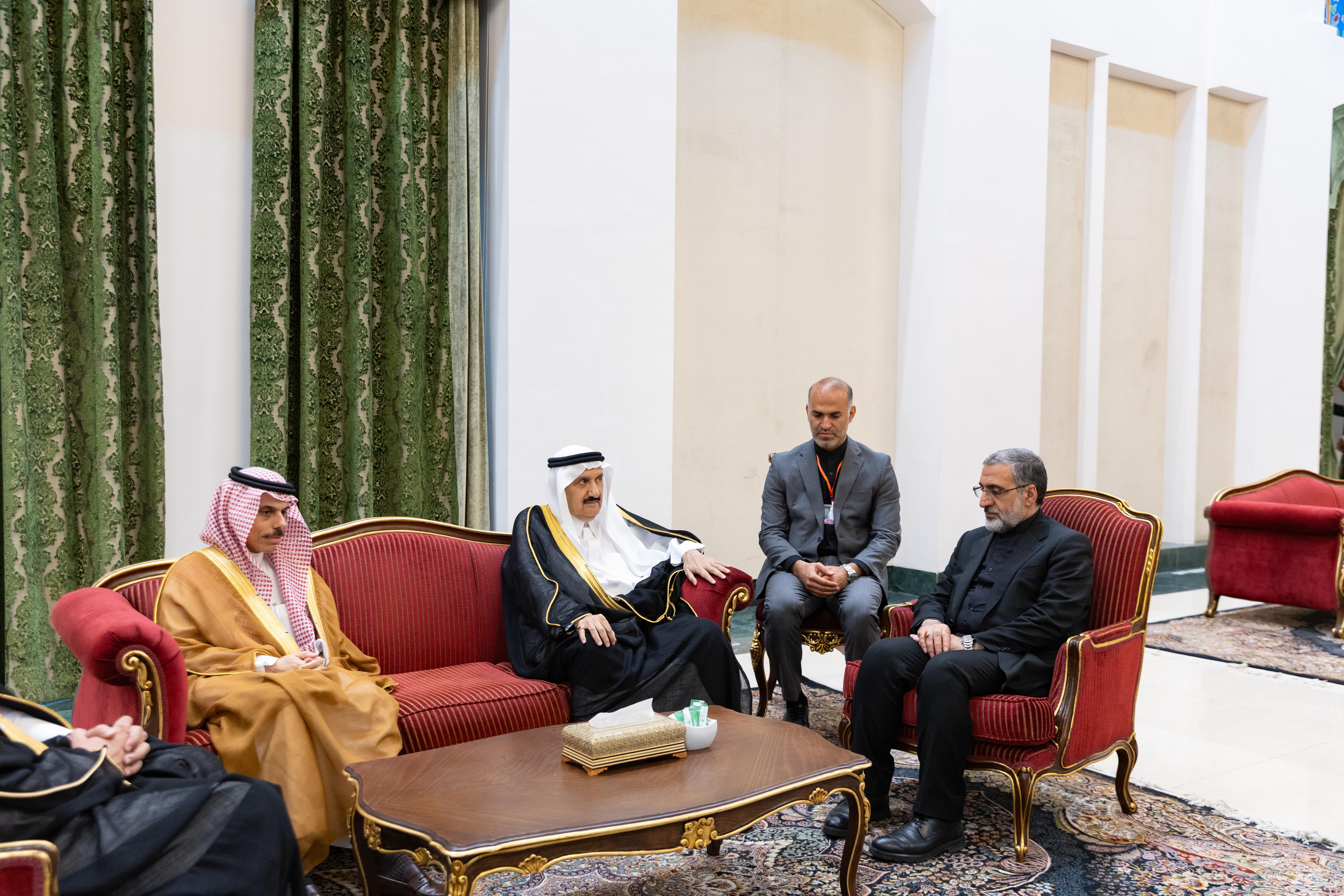 الأمير منصور بن متعب و وزير الخارجية ينقلان تعازي القيادة في وفاة الرئيس الإيراني ووزير الخارجية ومرافقيهم  