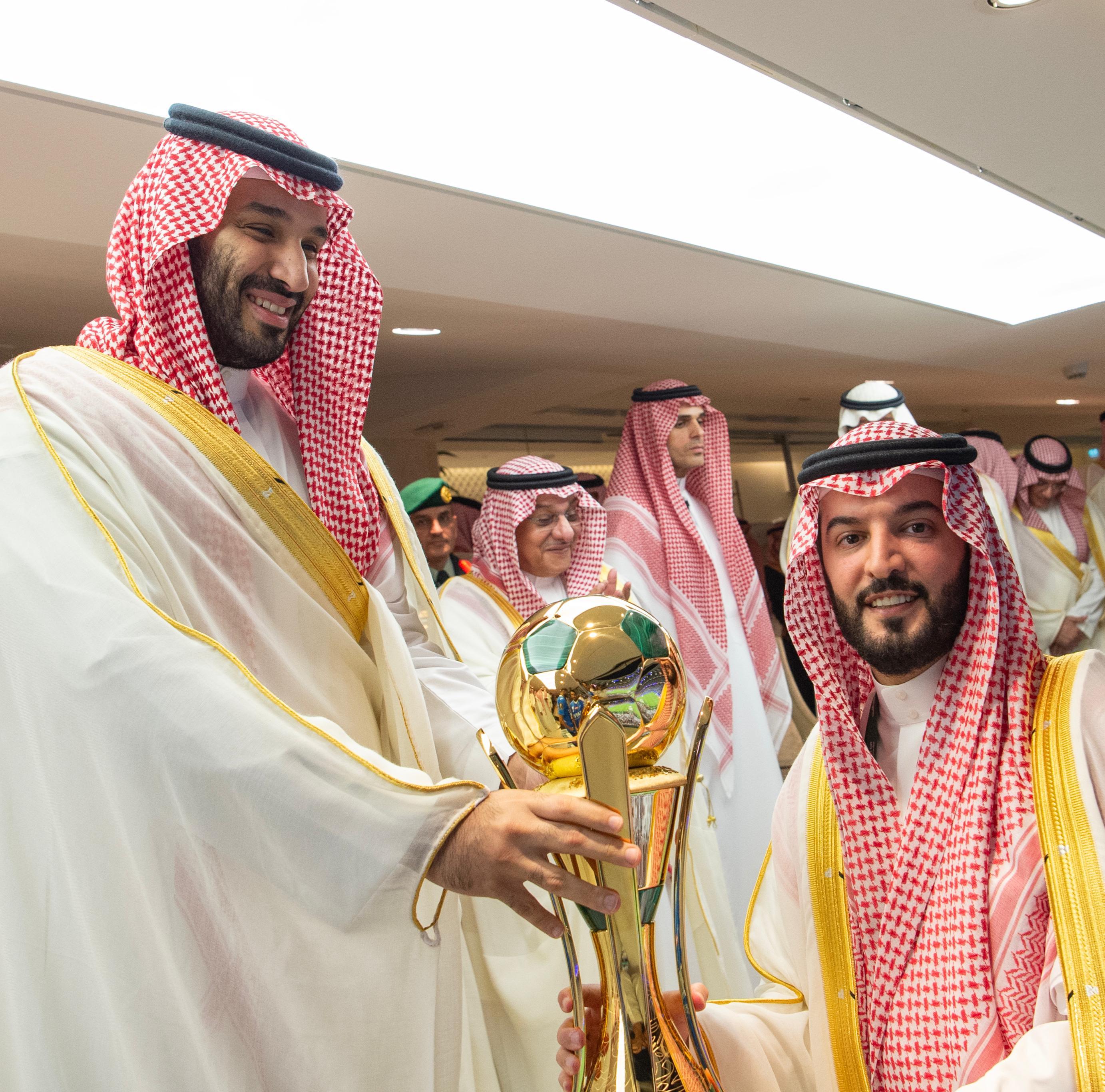 ولي العهد يتوّج فريق الهلال بكأس خادم الحرمين الشريفين