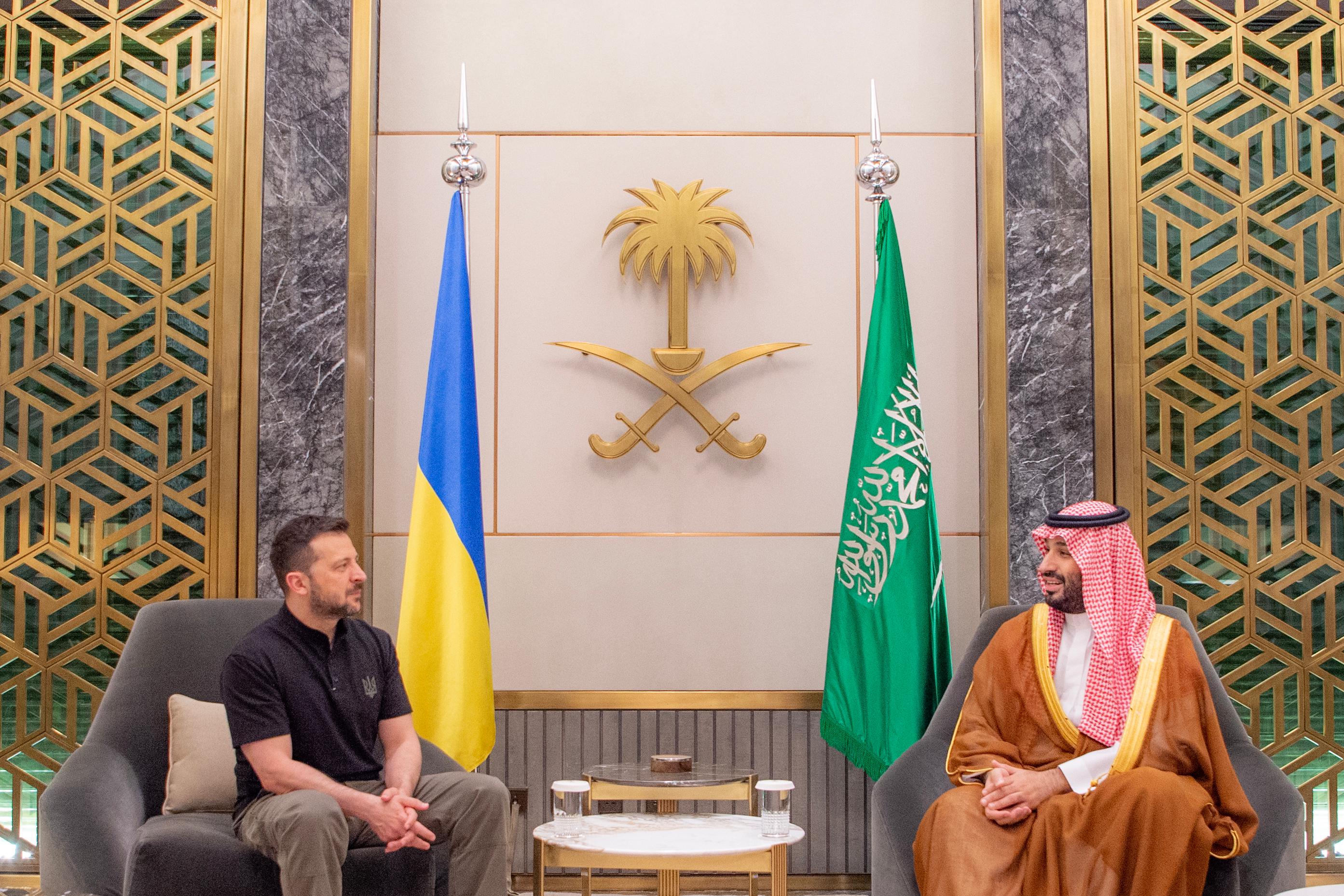ولي العهد يستقبل رئيس جمهورية أوكرانيا 