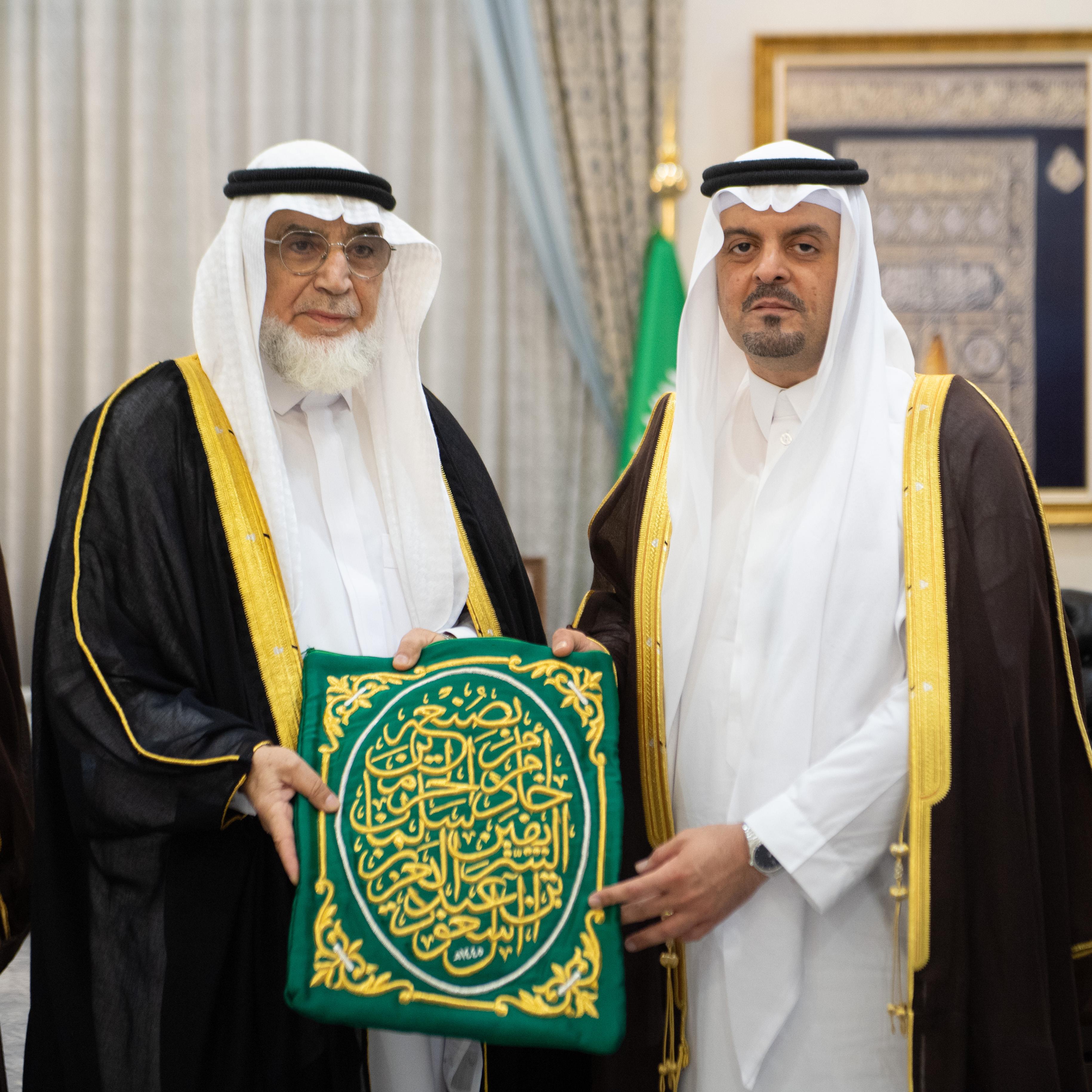 نيابة عن خادم الحرمين الشريفين.. نائب أمير منطقة مكة المكرمة يُسلّم كسوة الكعبة المشرفة لسدنة بيت الله الحرام 