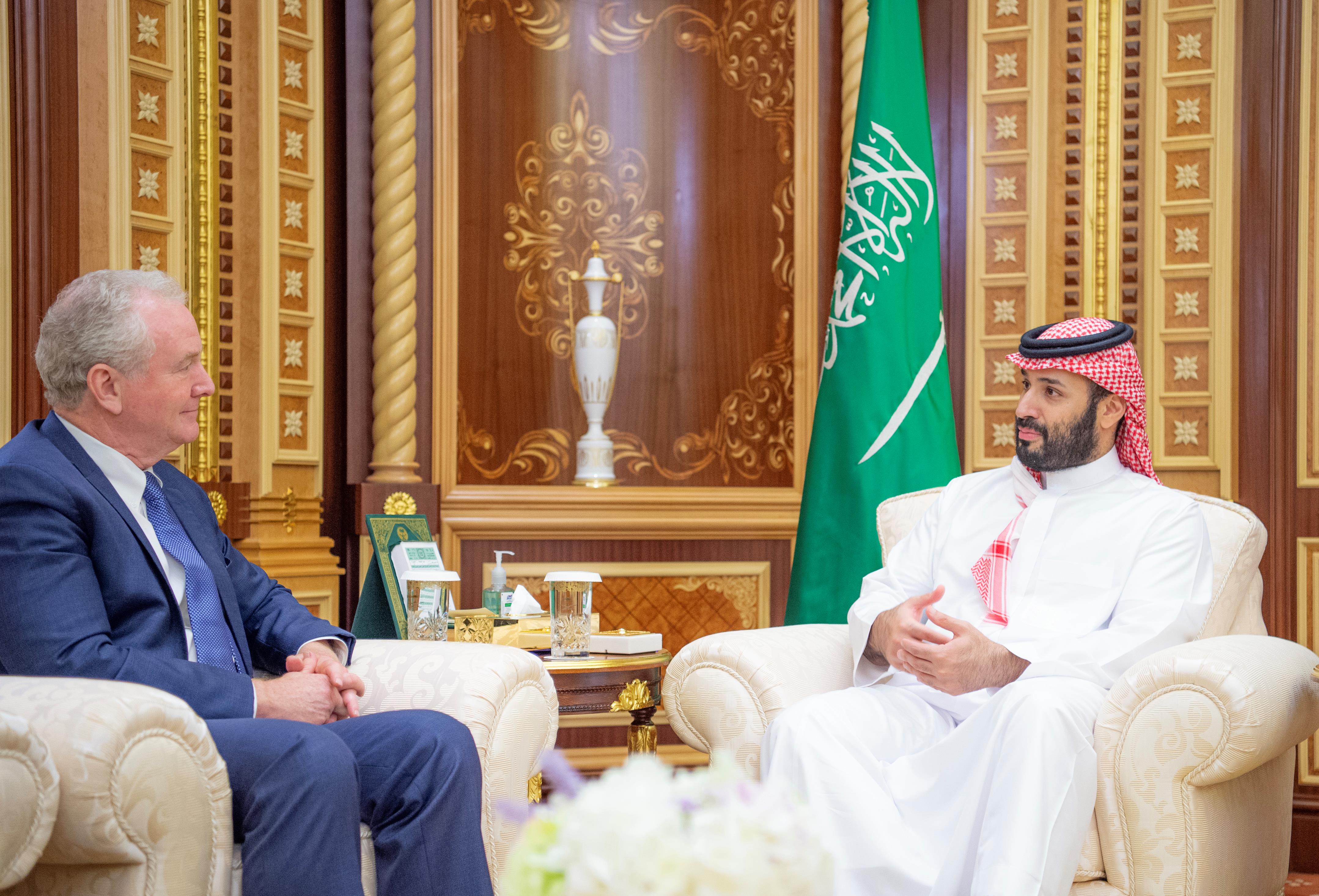 ولي العهد يستقبل عضو لجنة العلاقات الخارجية بمجلس الشيوخ الأمريكي 