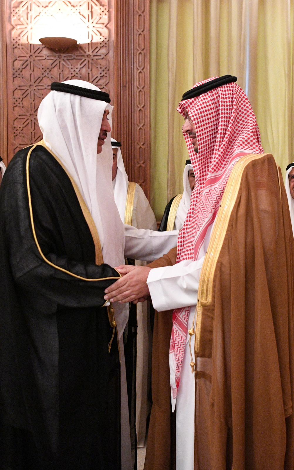 الأمير تركي ينقل تعازي القيادة في وفاة الشيخ سالم العلي 