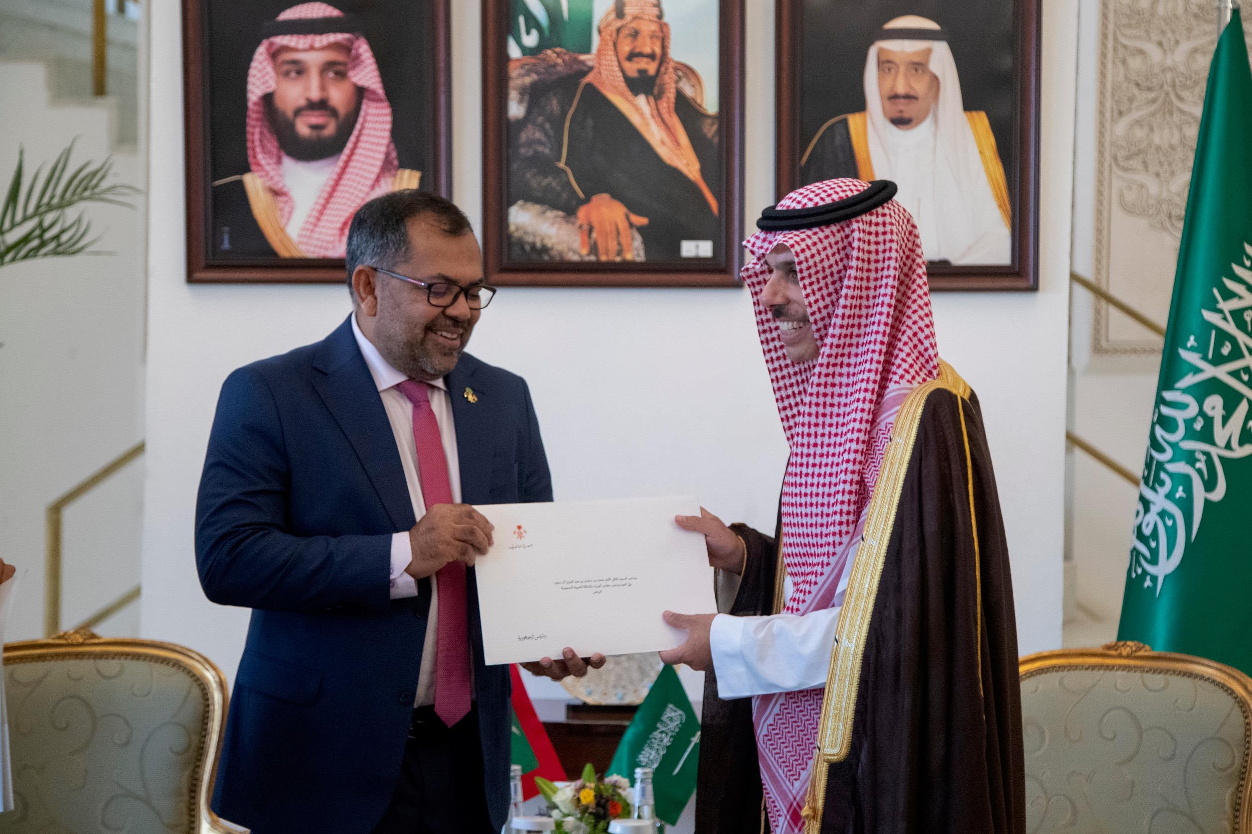 ولي العهد يتلقى رسالة خطية من رئيس المالديف