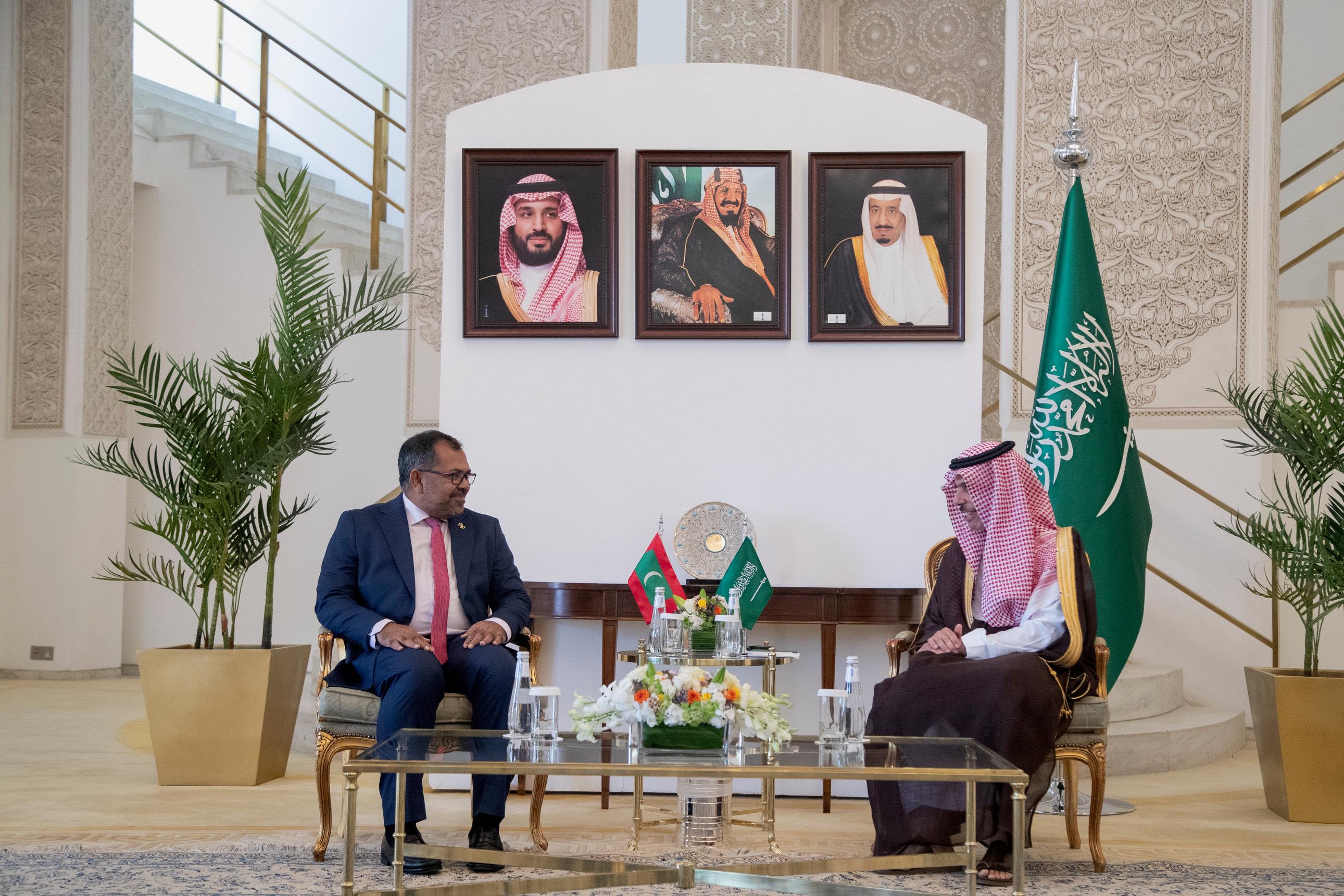 ولي العهد يتلقى رسالة خطية من رئيس المالديف