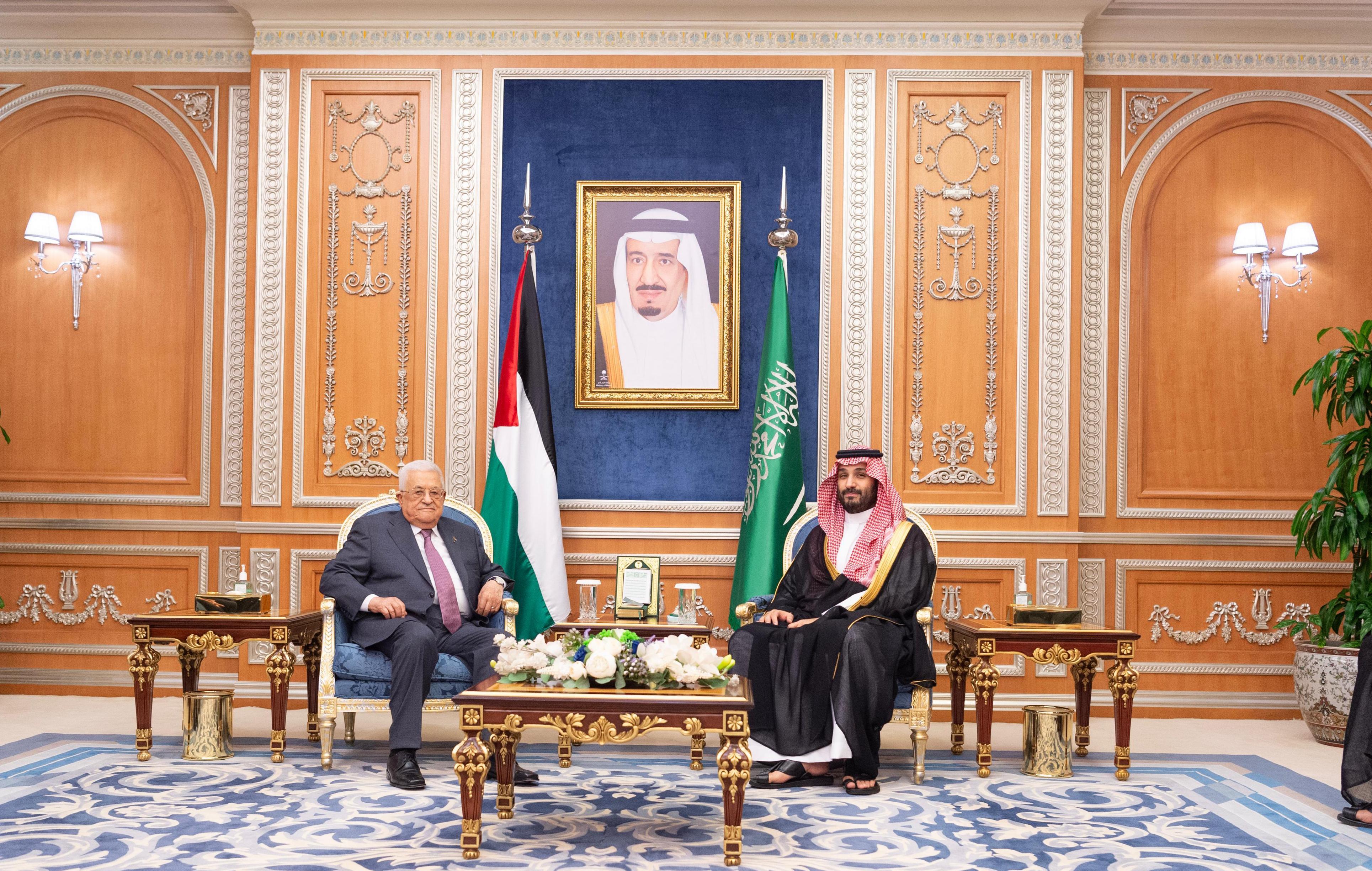  ولي العهد يستقبل رئيس دولة فلسطين