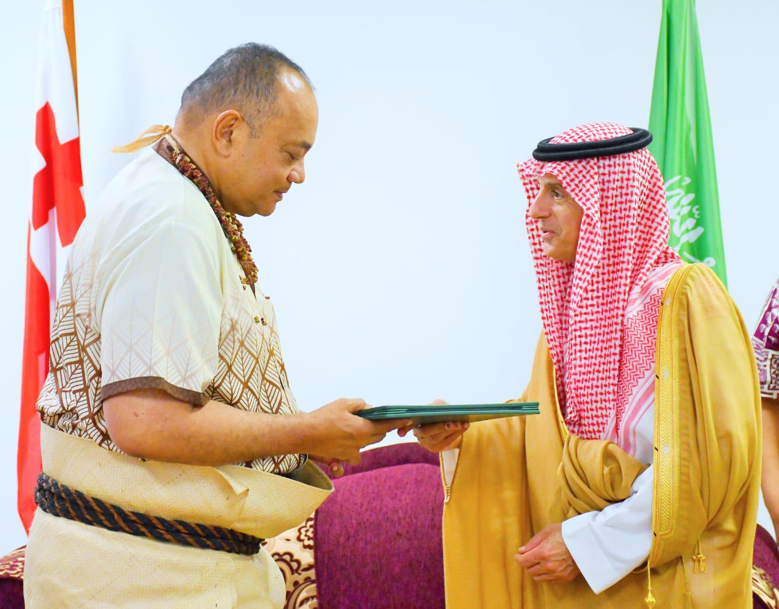 ولي العهد يبعث رسالة لرئيس وزراء مملكة تونغا