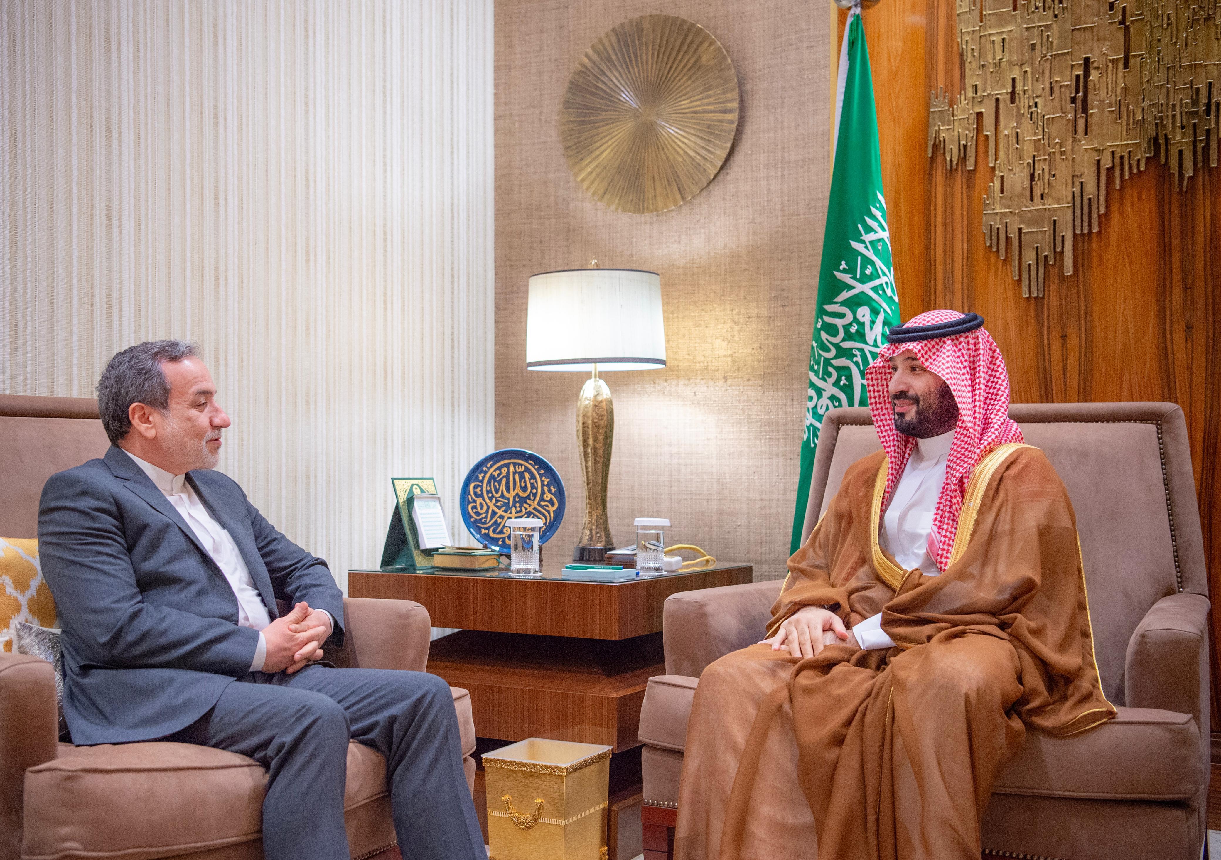 ولي العهد يلتقي وزير الخارجية الإيراني