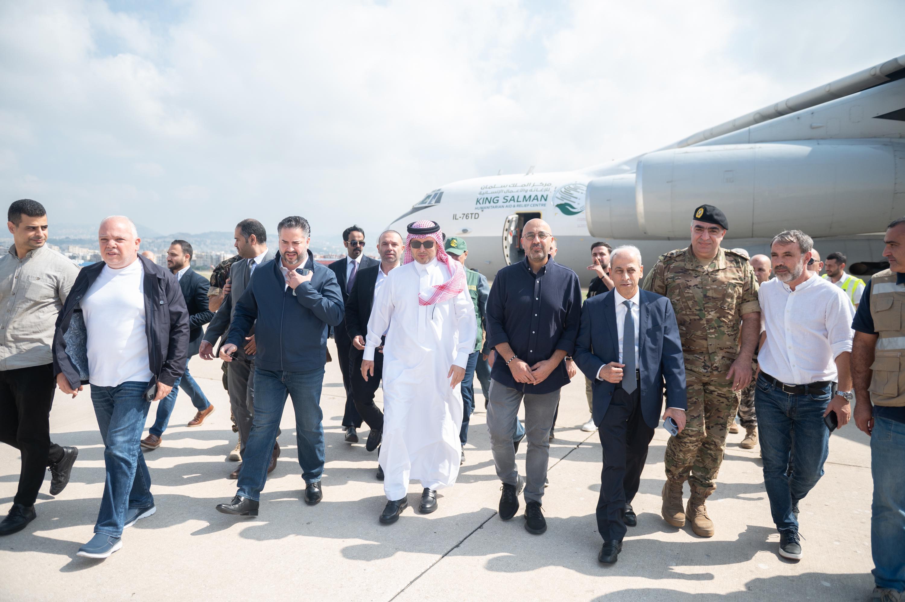 &lrm;وصول أولى طلائع الجسر الجوي السعودي لمساعدة الشعب اللبناني