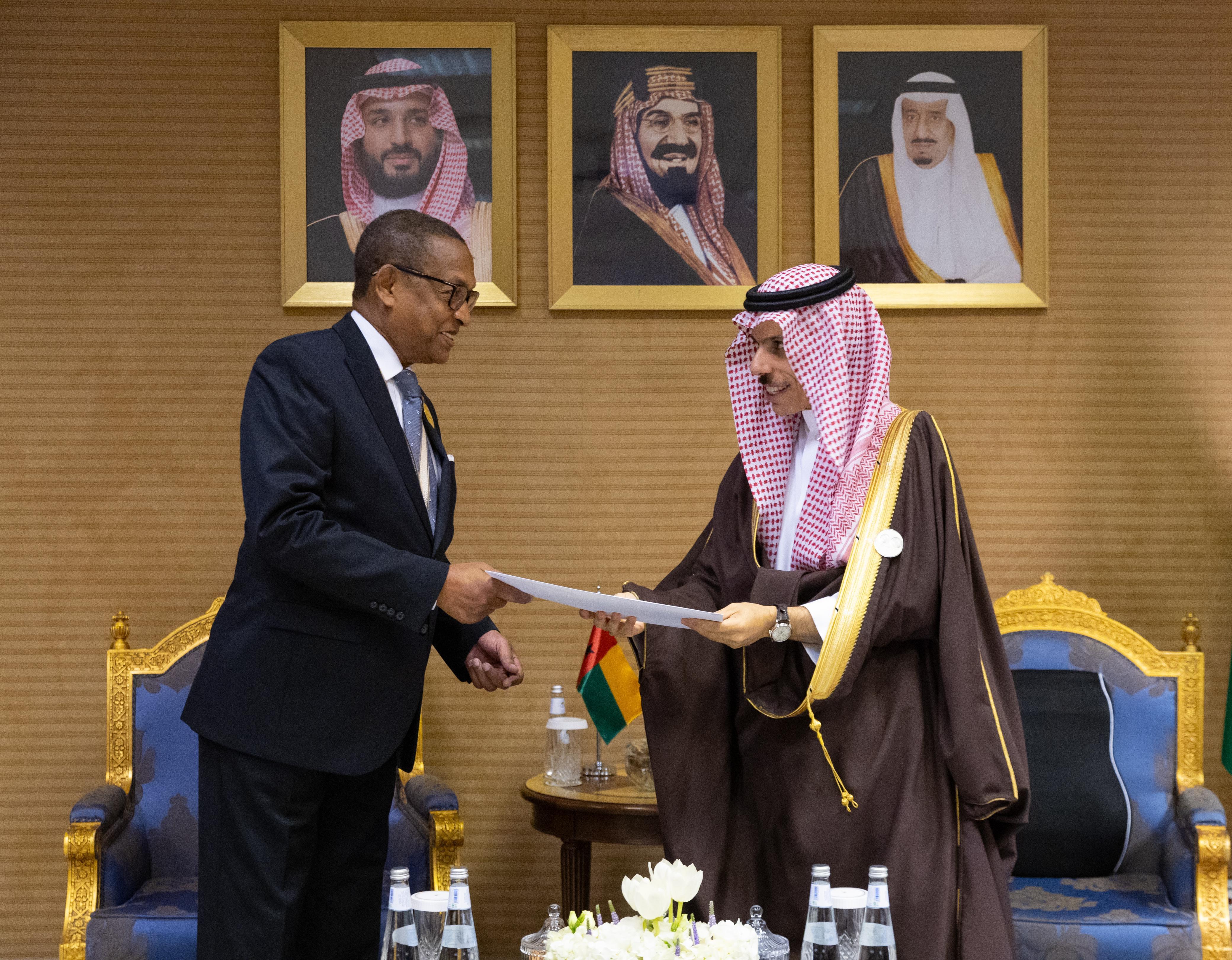 خادم الحرمين الشريفين يتلقى رسالة خطية من رئيس جمهورية غينيا بيساو 
