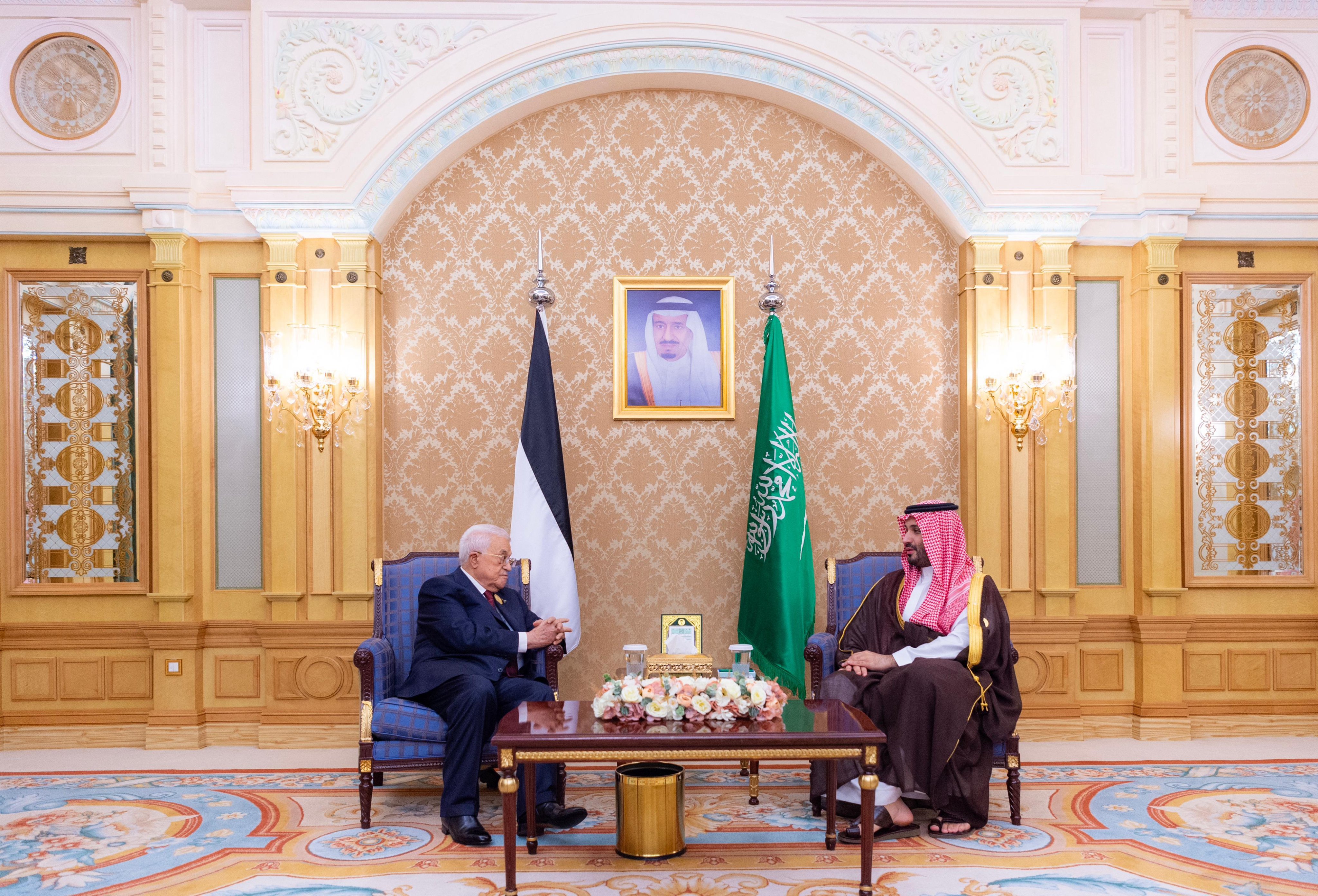 ولي العهد يلتقي رئيس دولة فلسطين 