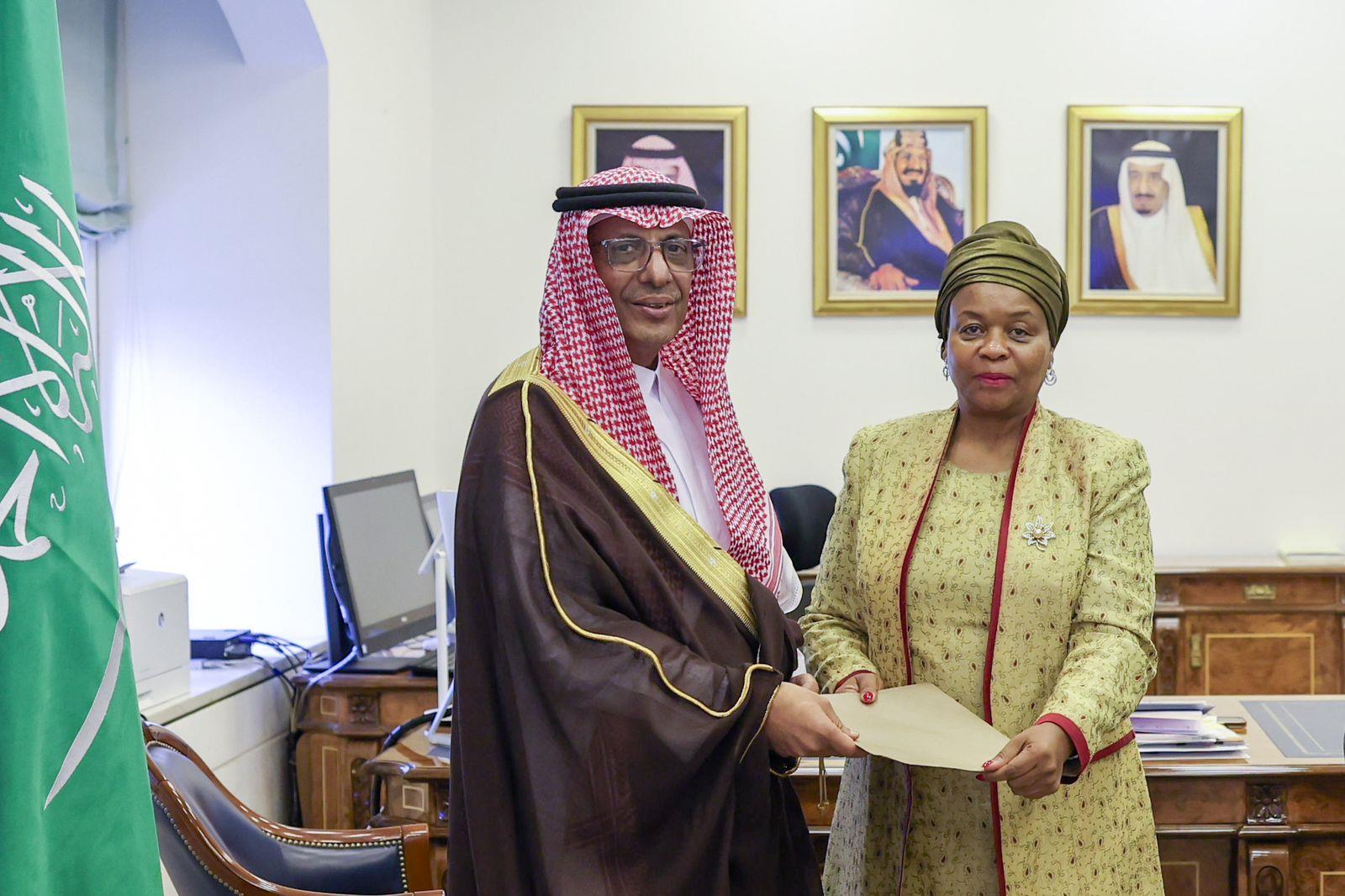 ولي العهد يتلقى رسالة خطية من رئيس جمهورية جنوب أفريقيا